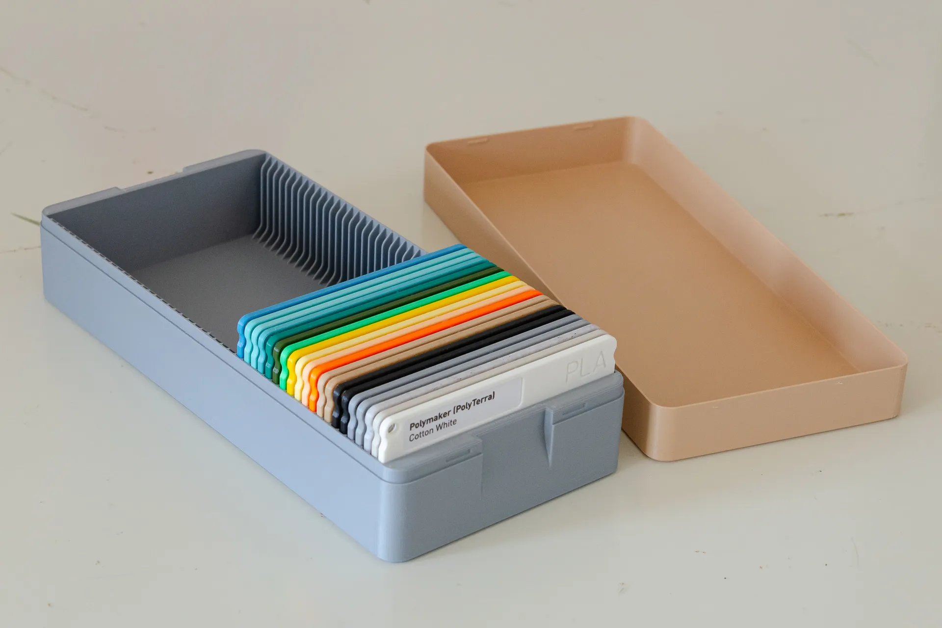 Hệ thống thẻ mẫu v1.0 với hộp đựng cho filament