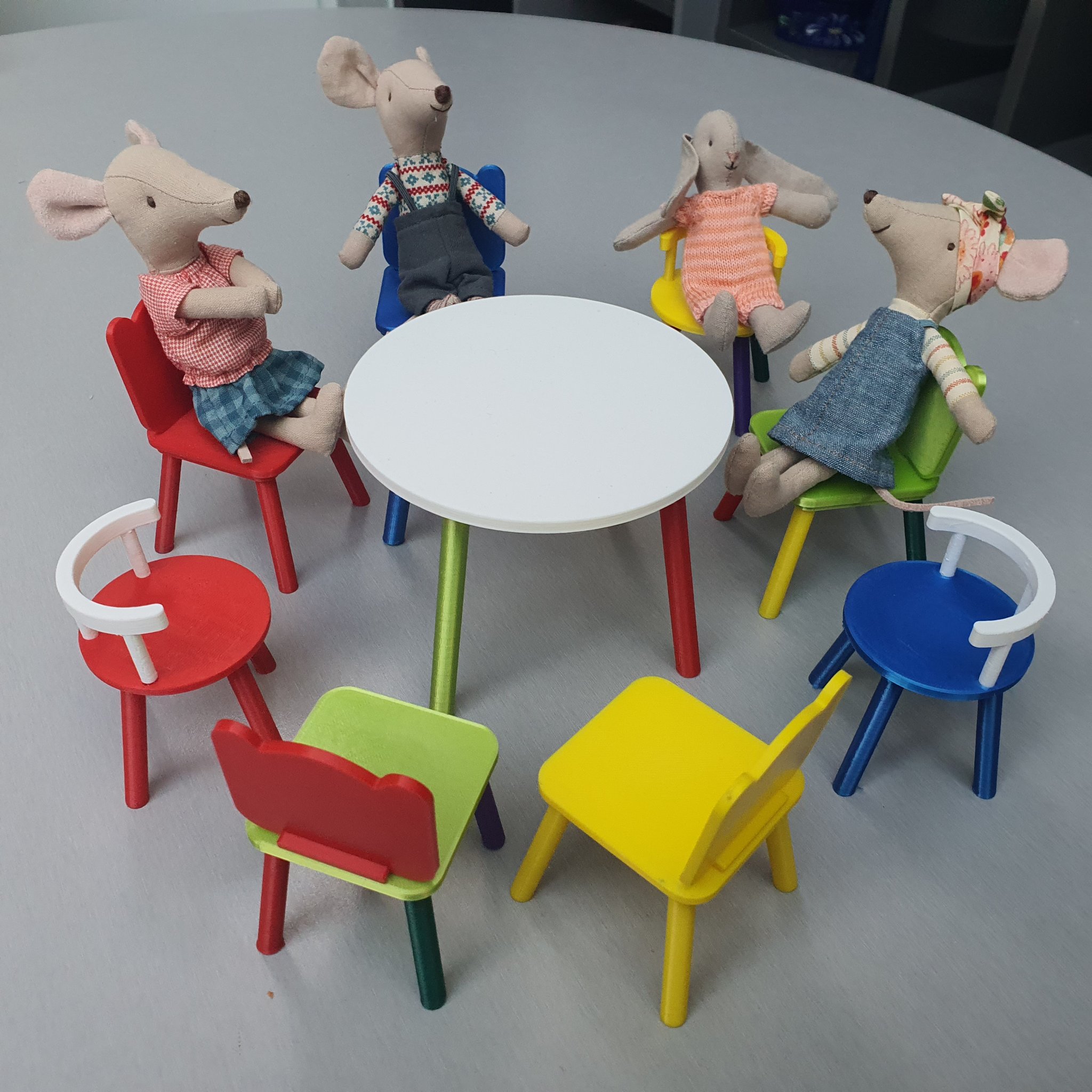 Bàn và ghế cho búp bê chơi đùa