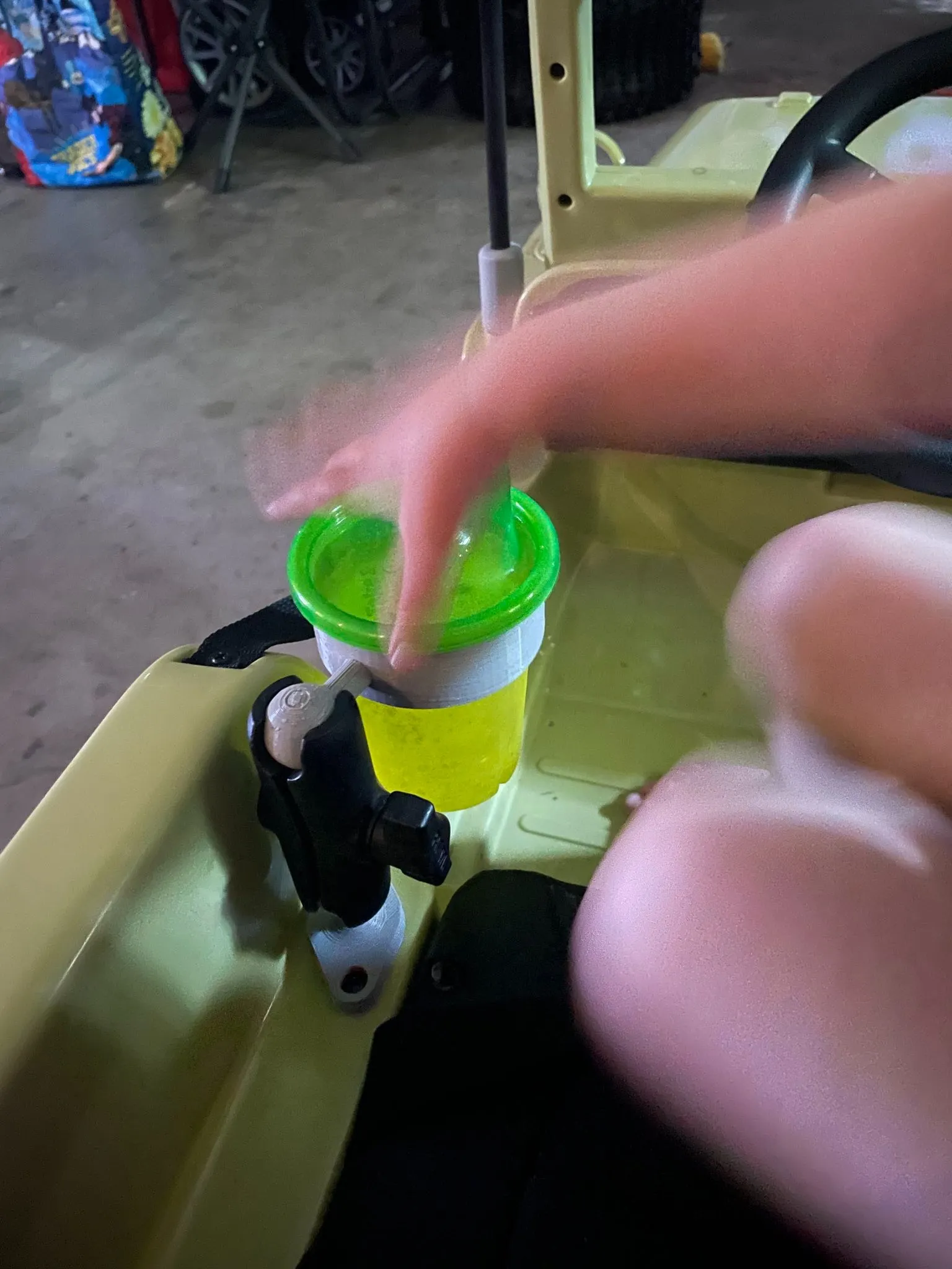 Giá đỡ cốc Ram mount cho trẻ em sử dụng cốc take-n-toss