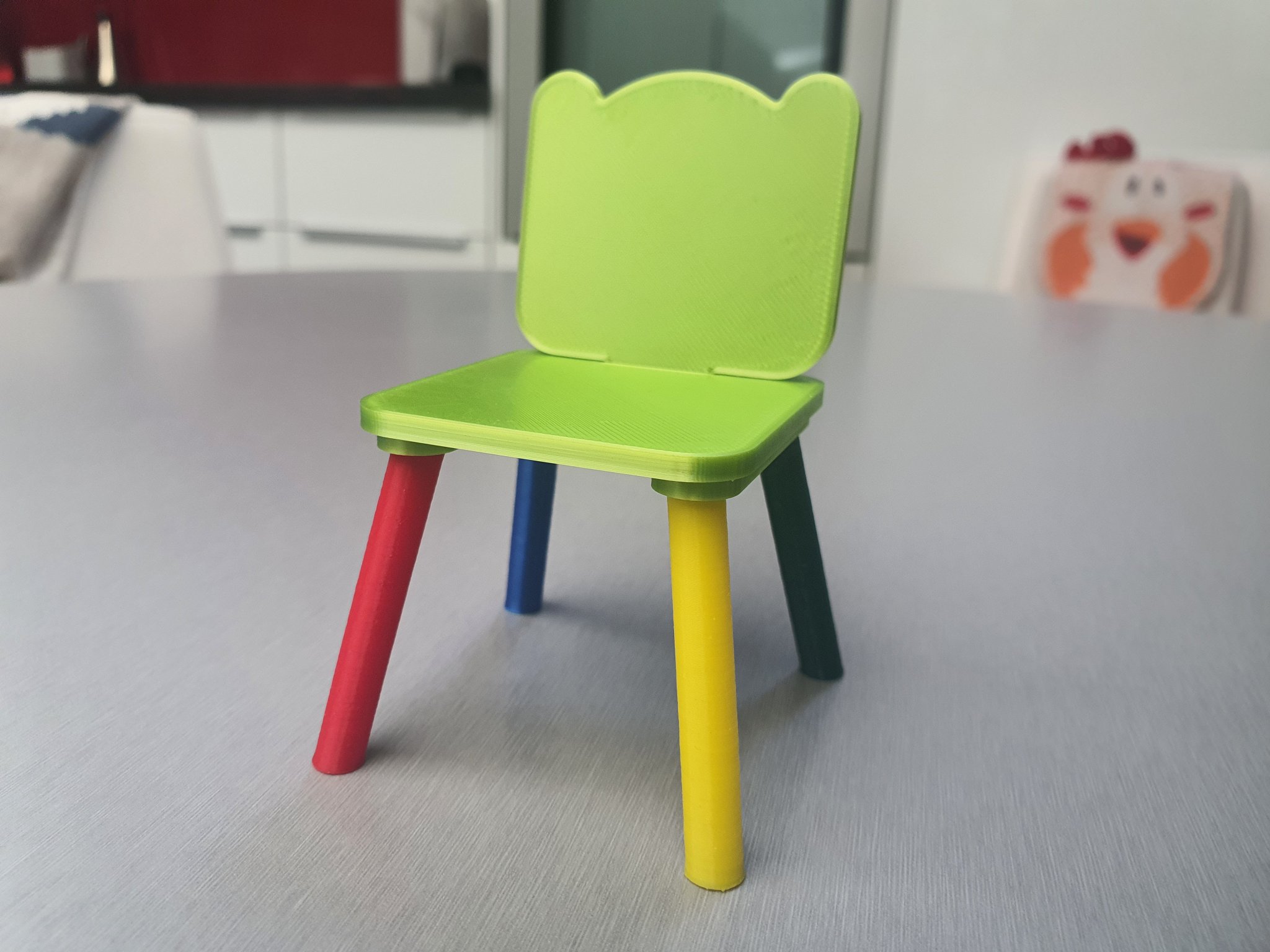 Bàn và ghế cho búp bê chơi đùa