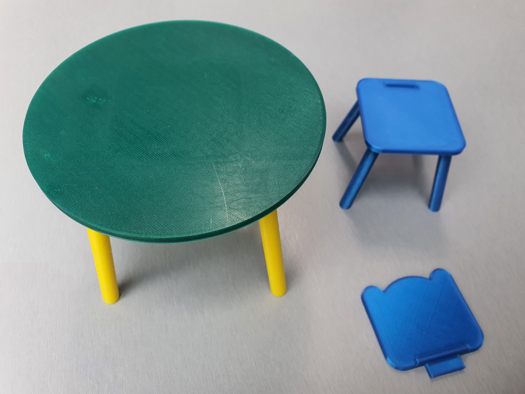 Bàn và ghế cho búp bê chơi đùa