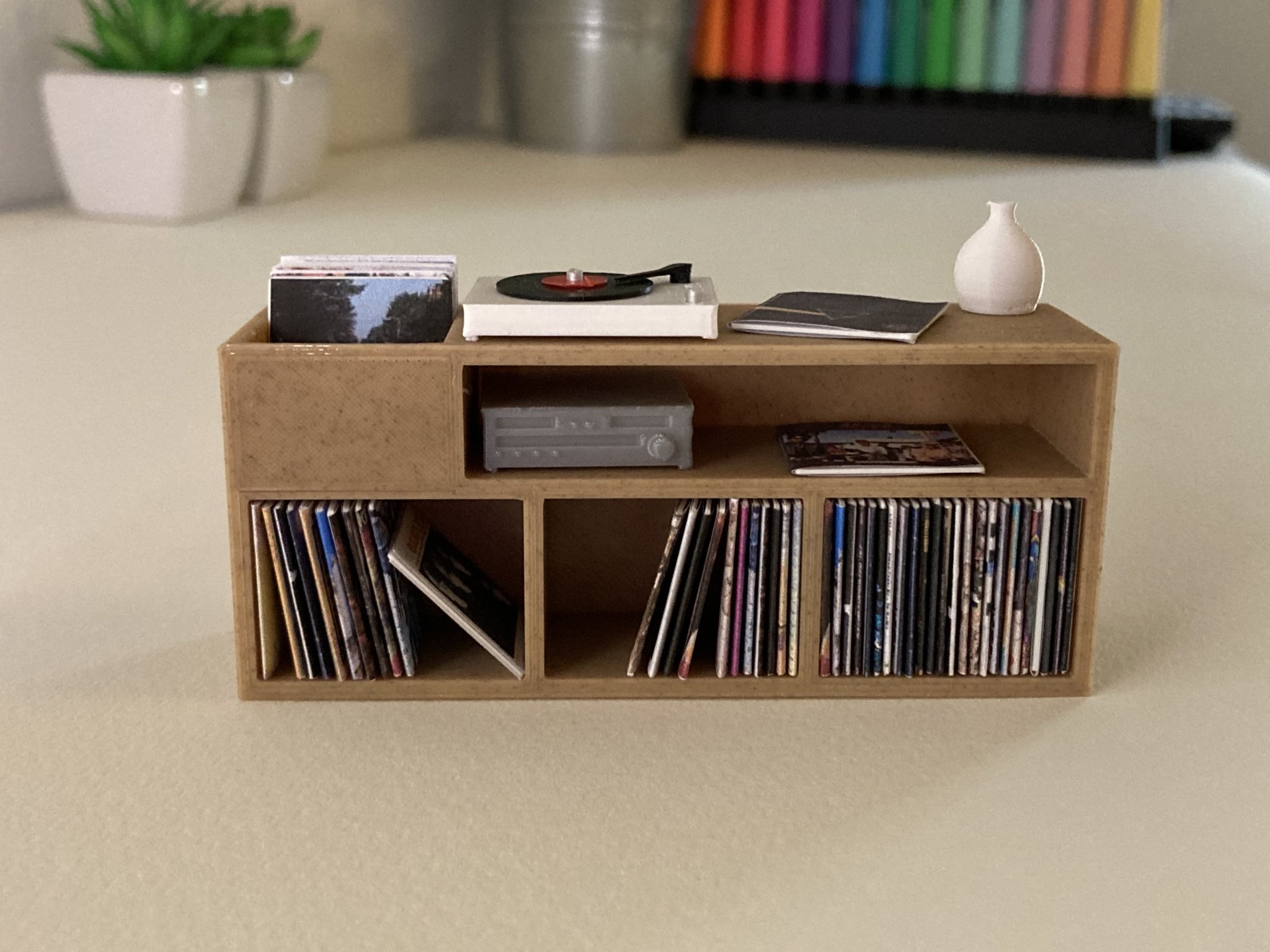 Tủ đựng đĩa mini cho ngôi nhà búp bê