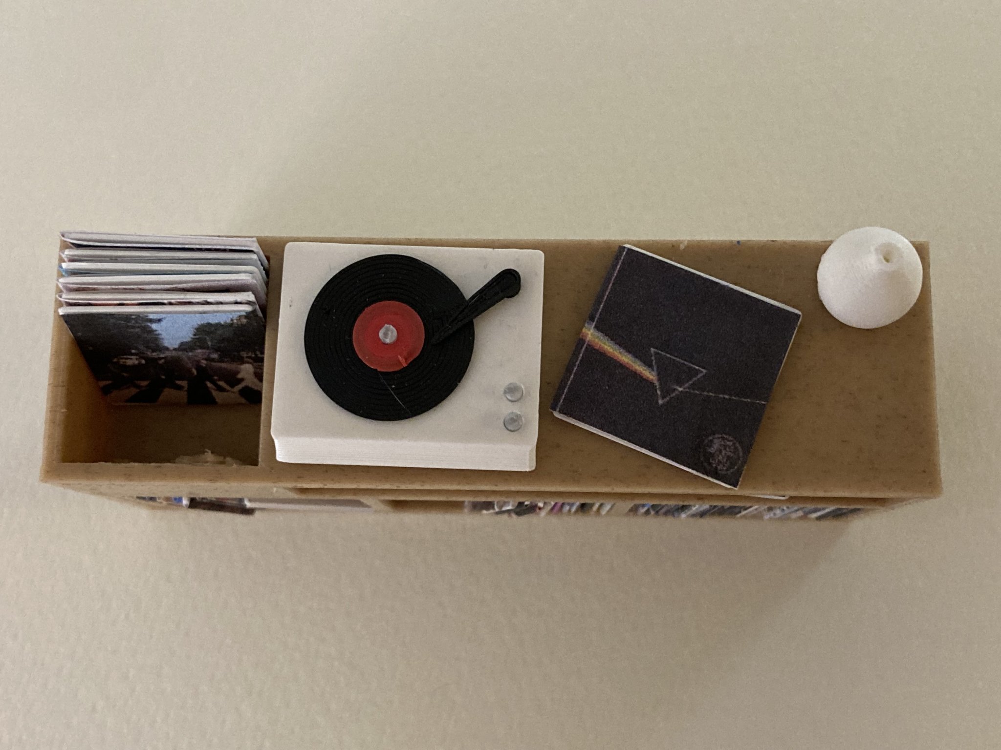 Tủ đựng đĩa mini cho ngôi nhà búp bê