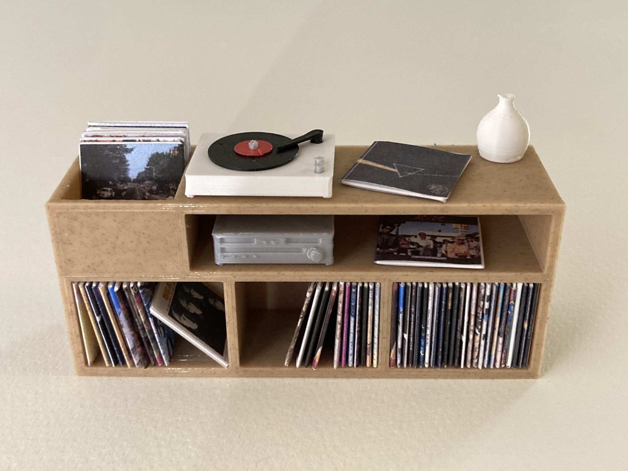 Tủ đựng đĩa mini cho ngôi nhà búp bê