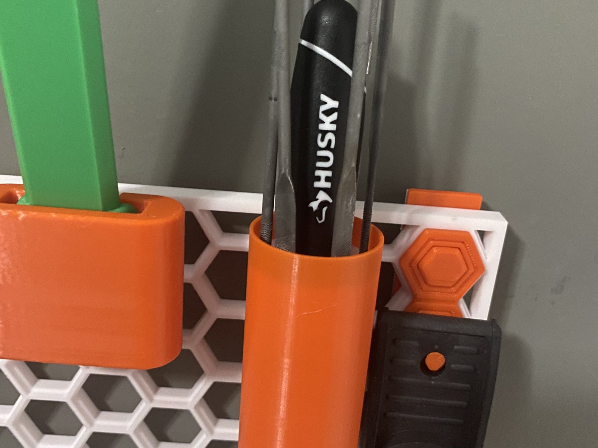 Giá đỡ tập tài liệu thương hiệu Husky từ Home Depot