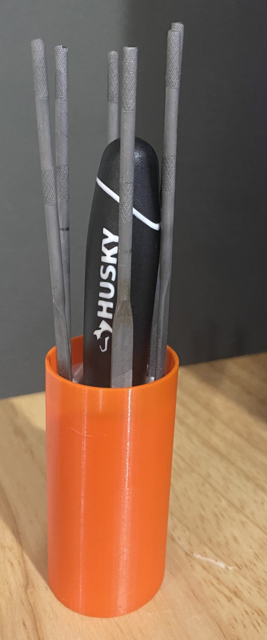 Giá đỡ tập tài liệu thương hiệu Husky từ Home Depot