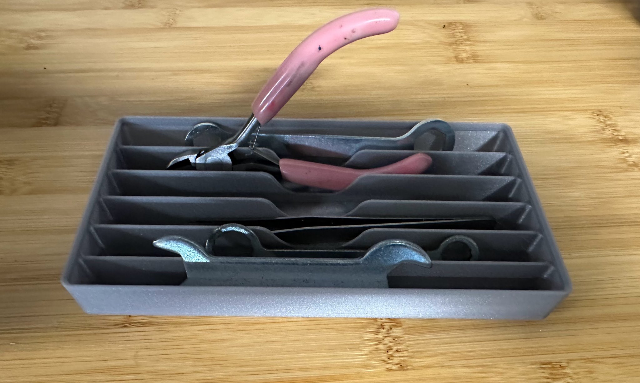 Khay đựng đồ Gridfinity 2x4x0.5 với lỗ tay cầm