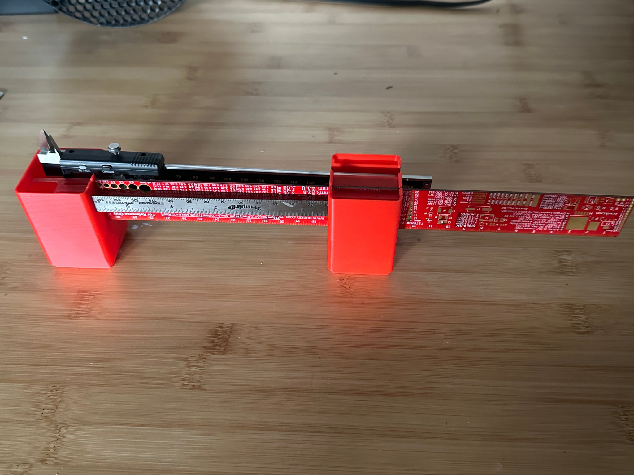 Giá đỡ thước kẻ và thước cặp Gridfinity 1x1x1.25