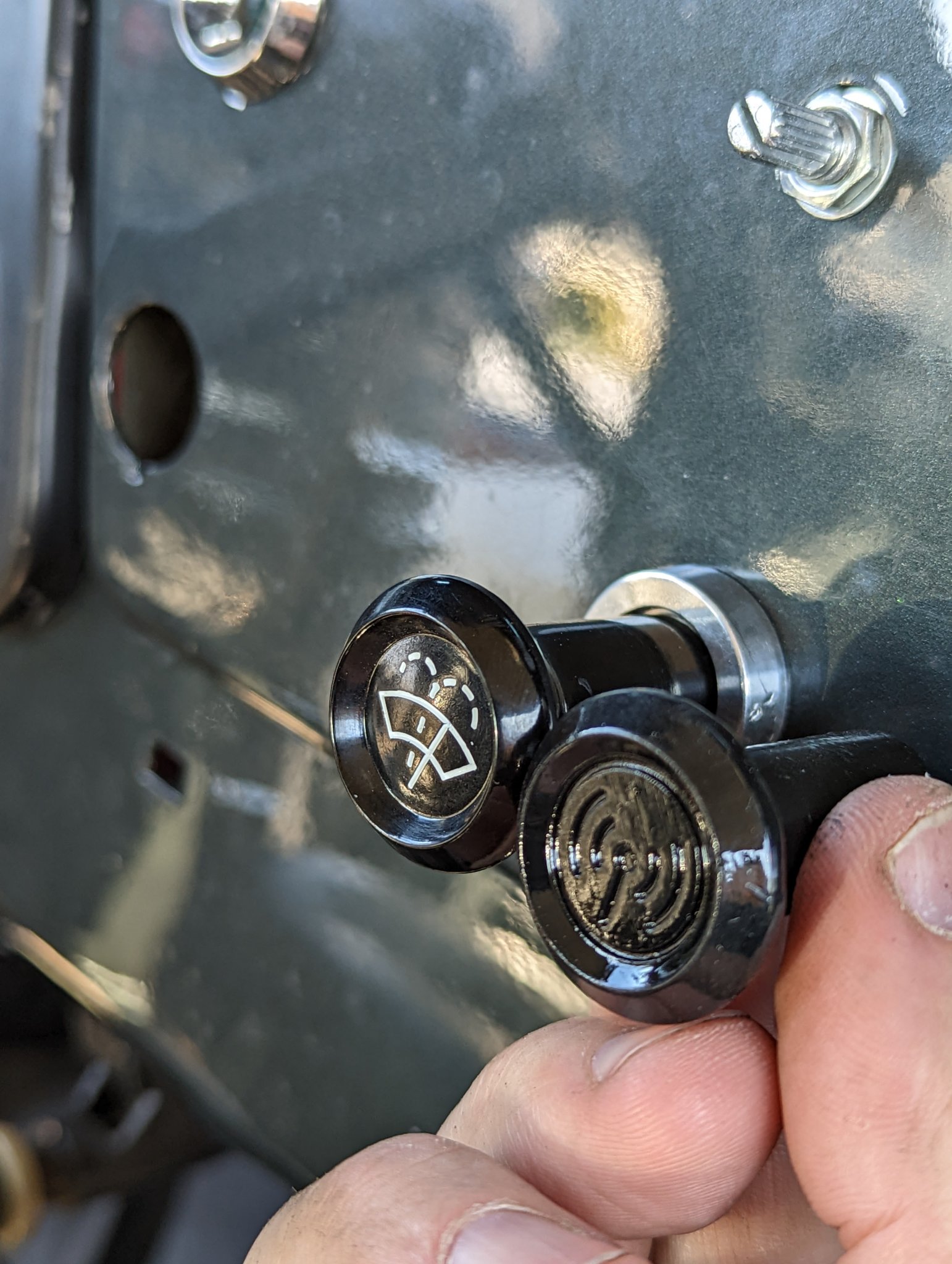 Núm điều khiển thay thế cho radio Toyota FJ40 năm 71