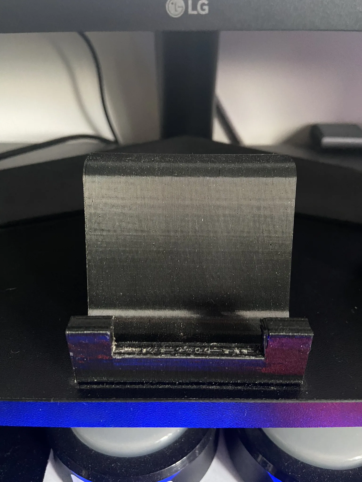 Giá đỡ điện thoại với lỗ khoét cho thanh Home iPhone