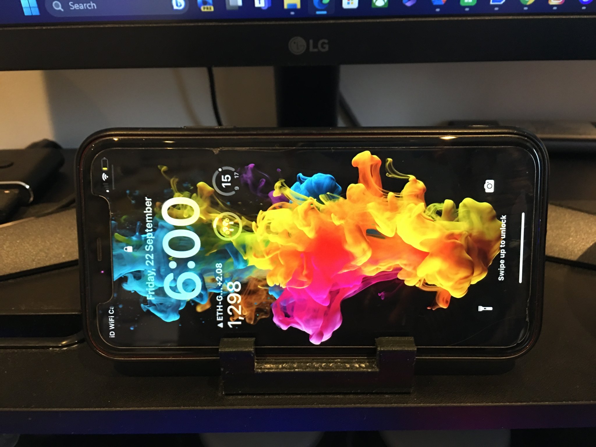 Giá đỡ điện thoại với lỗ khoét cho thanh Home iPhone