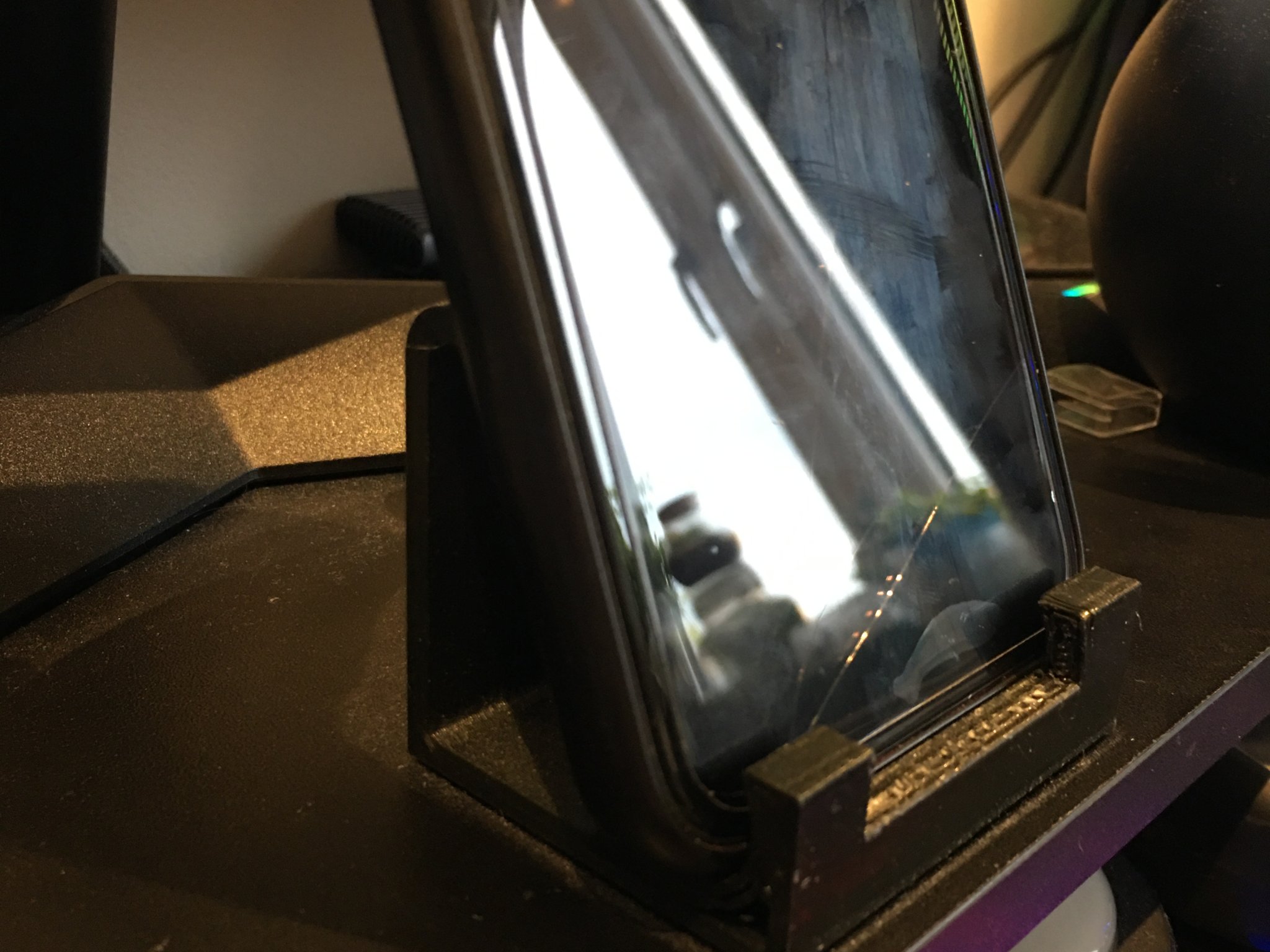 Giá đỡ điện thoại với lỗ khoét cho thanh Home iPhone