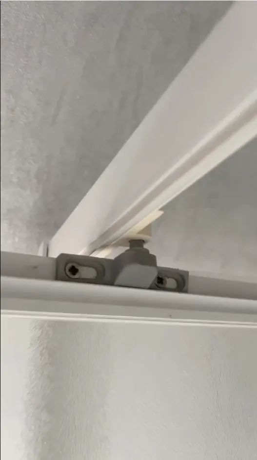 Cửa kính xoay cho phòng tắm