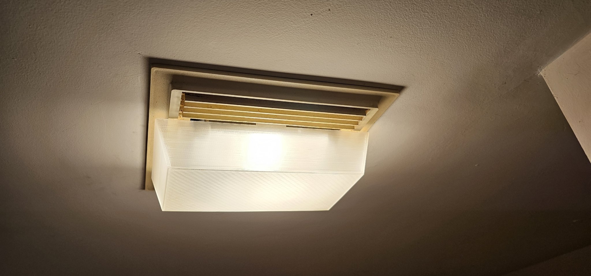 Nắp đèn phòng tắm in PLA trong suốt