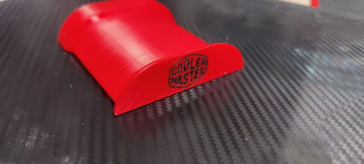 Giá đỡ tai nghe Cooler Master Qube 500 với logo