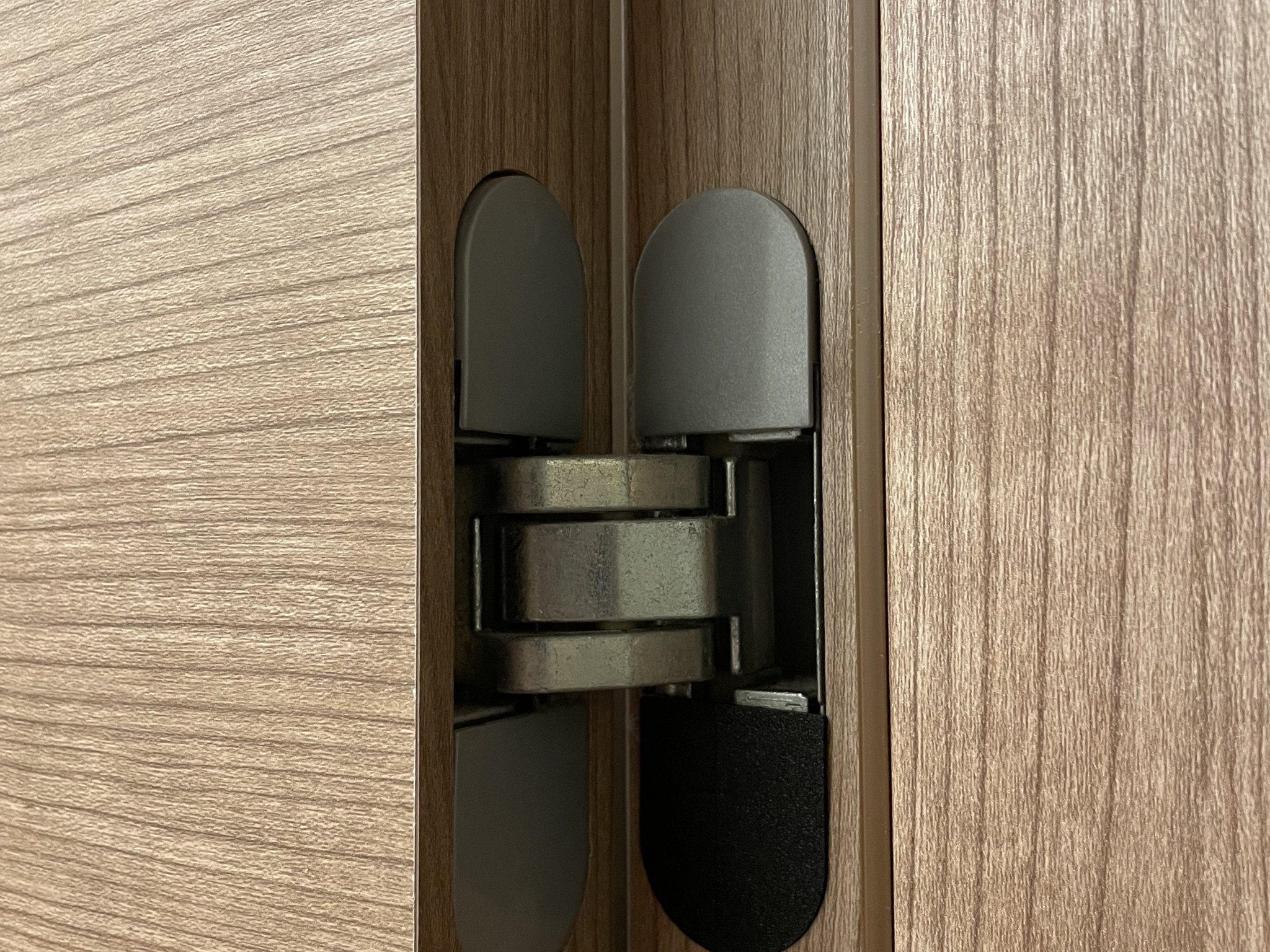 Nắp che bản lề cửa giấu kín đơn giản