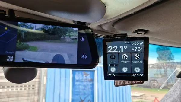 Mô hình giá treo tường Shelly với kết nối USB và cuộn QI