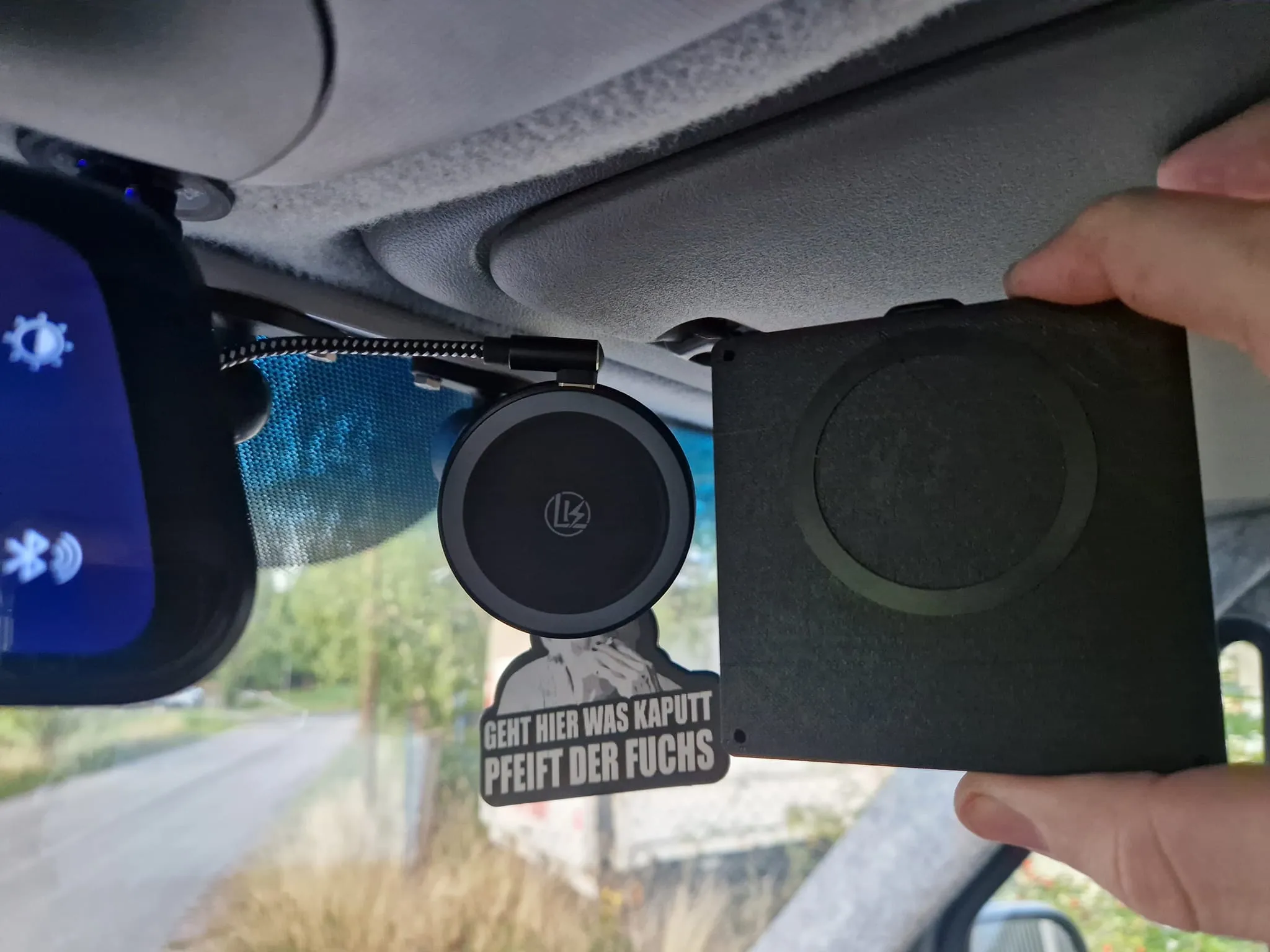 Mô hình giá treo tường Shelly với kết nối USB và cuộn QI