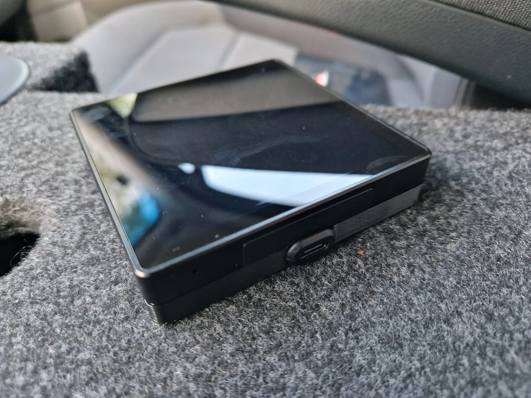 Mô hình giá treo tường Shelly với kết nối USB và cuộn QI