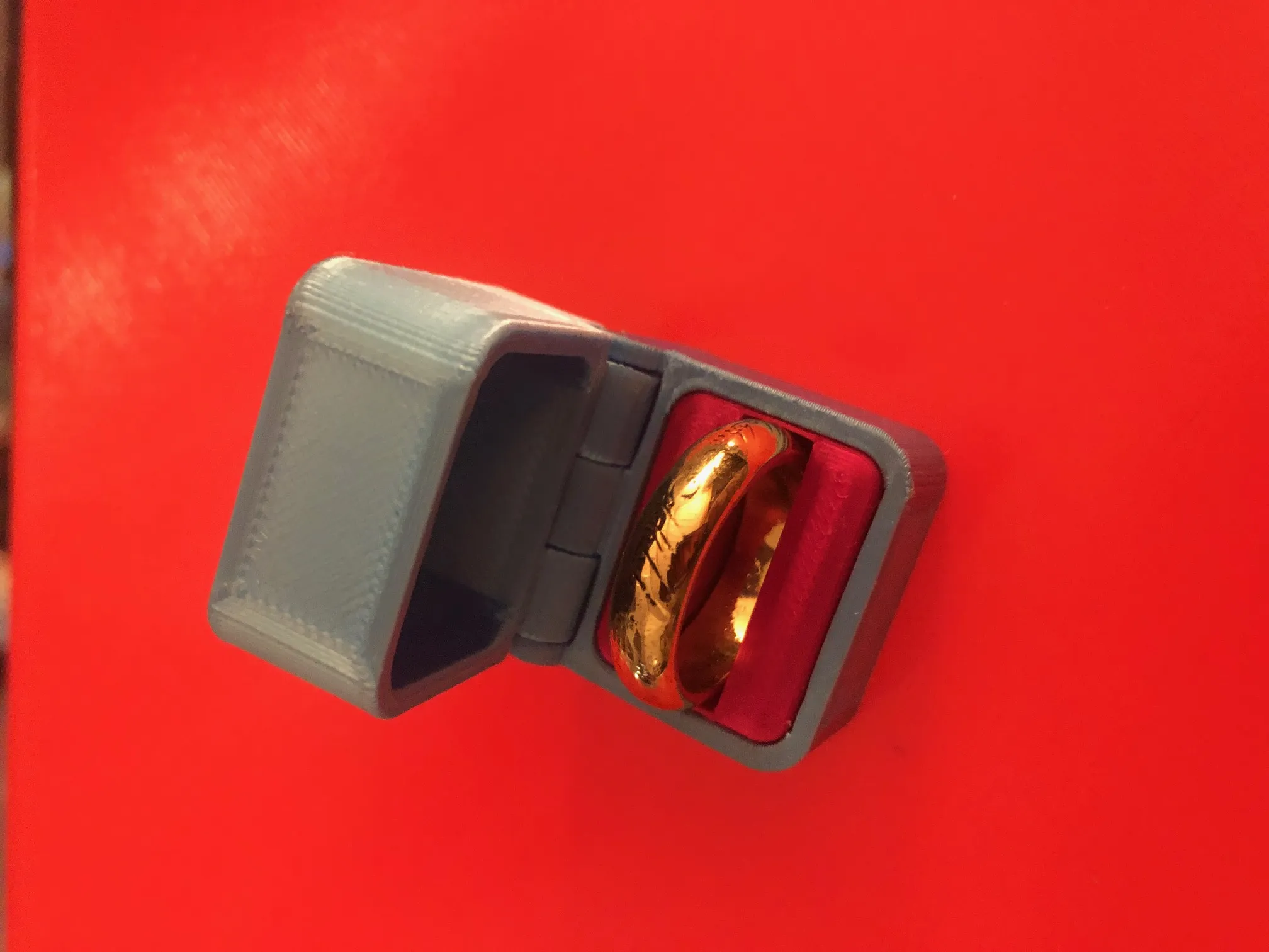 Hộp đựng nhẫn 30x30mm với logo trái tim và bản lề ẩn