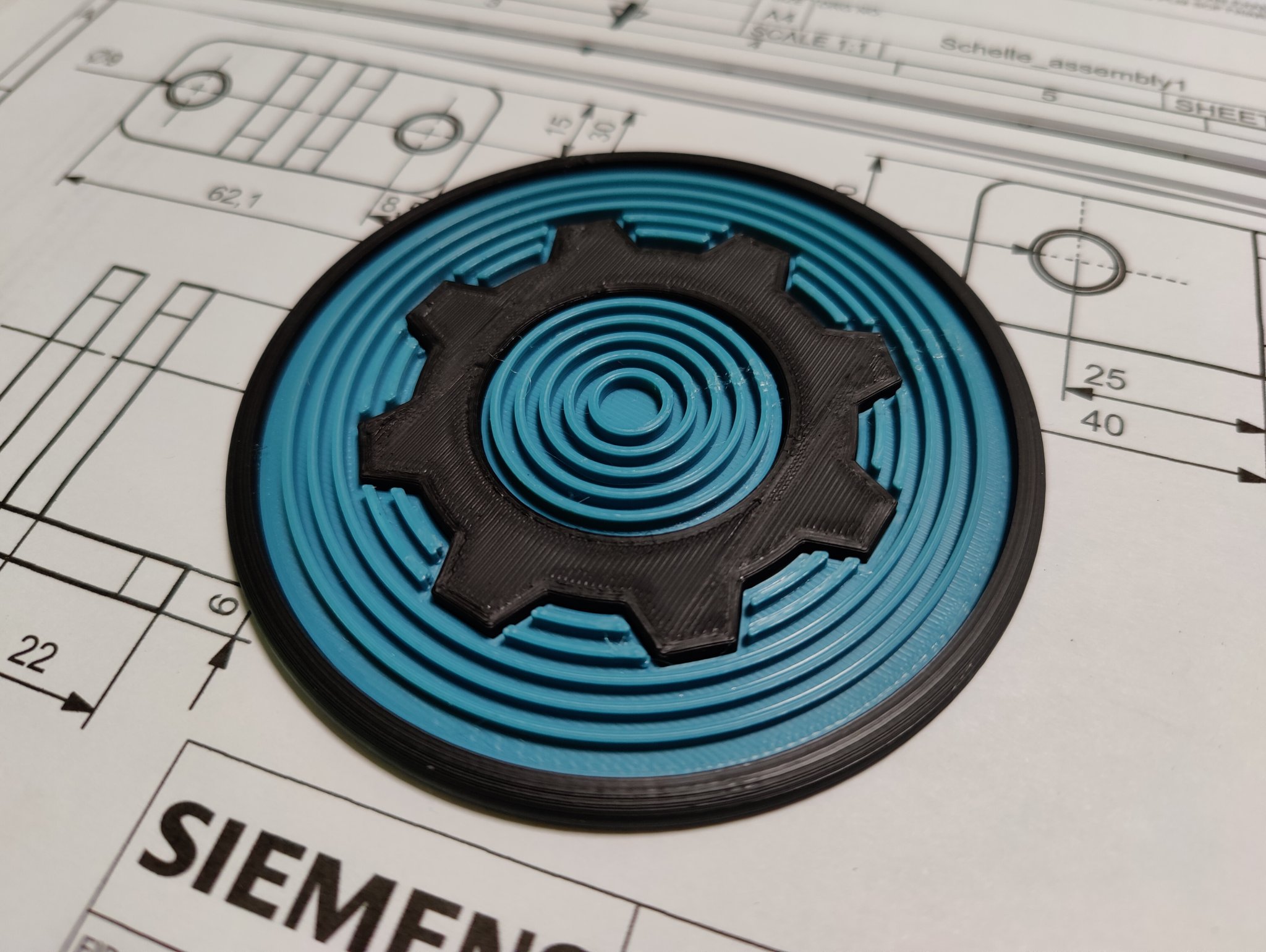 Giá đỡ ly hình bánh răng với họa tiết tròn