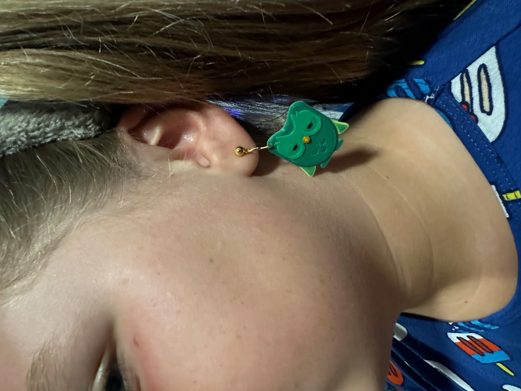 Bông tai Duolingo nhiều màu sắc với điểm dừng