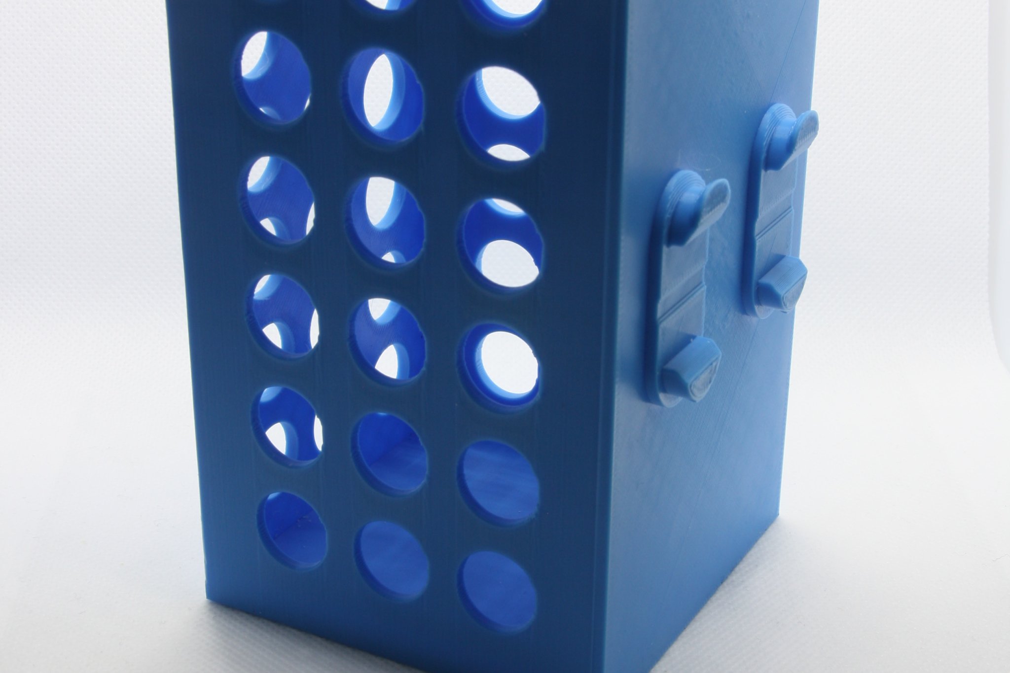 Thùng chứa Qube 500 cho lưu trữ hoặc rác với điểm gắn