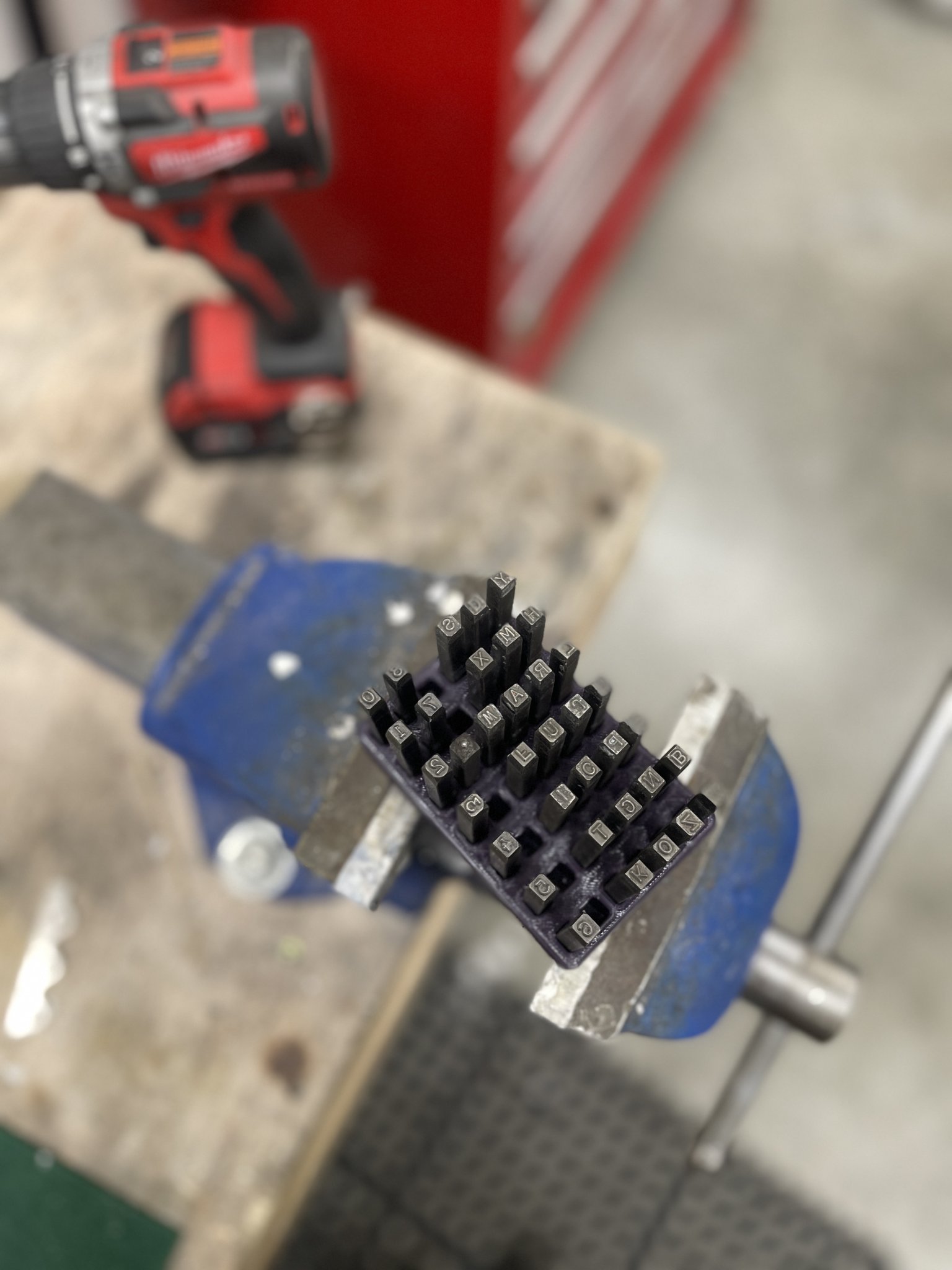 Giá đỡ cho các công cụ đóng dấu và đục lỗ alphanumerical