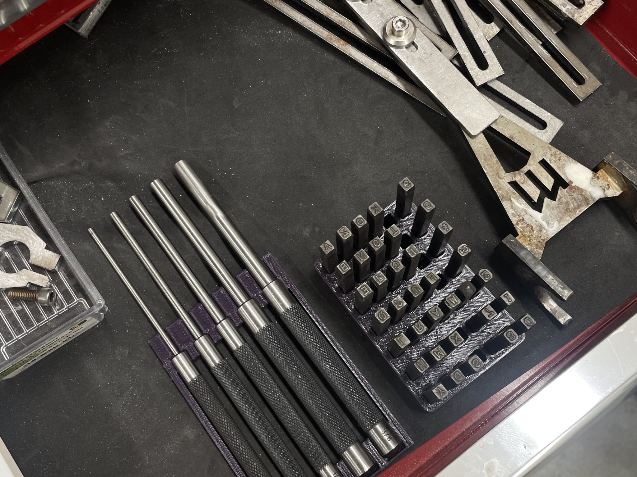 Giá đỡ cho các công cụ đóng dấu và đục lỗ alphanumerical