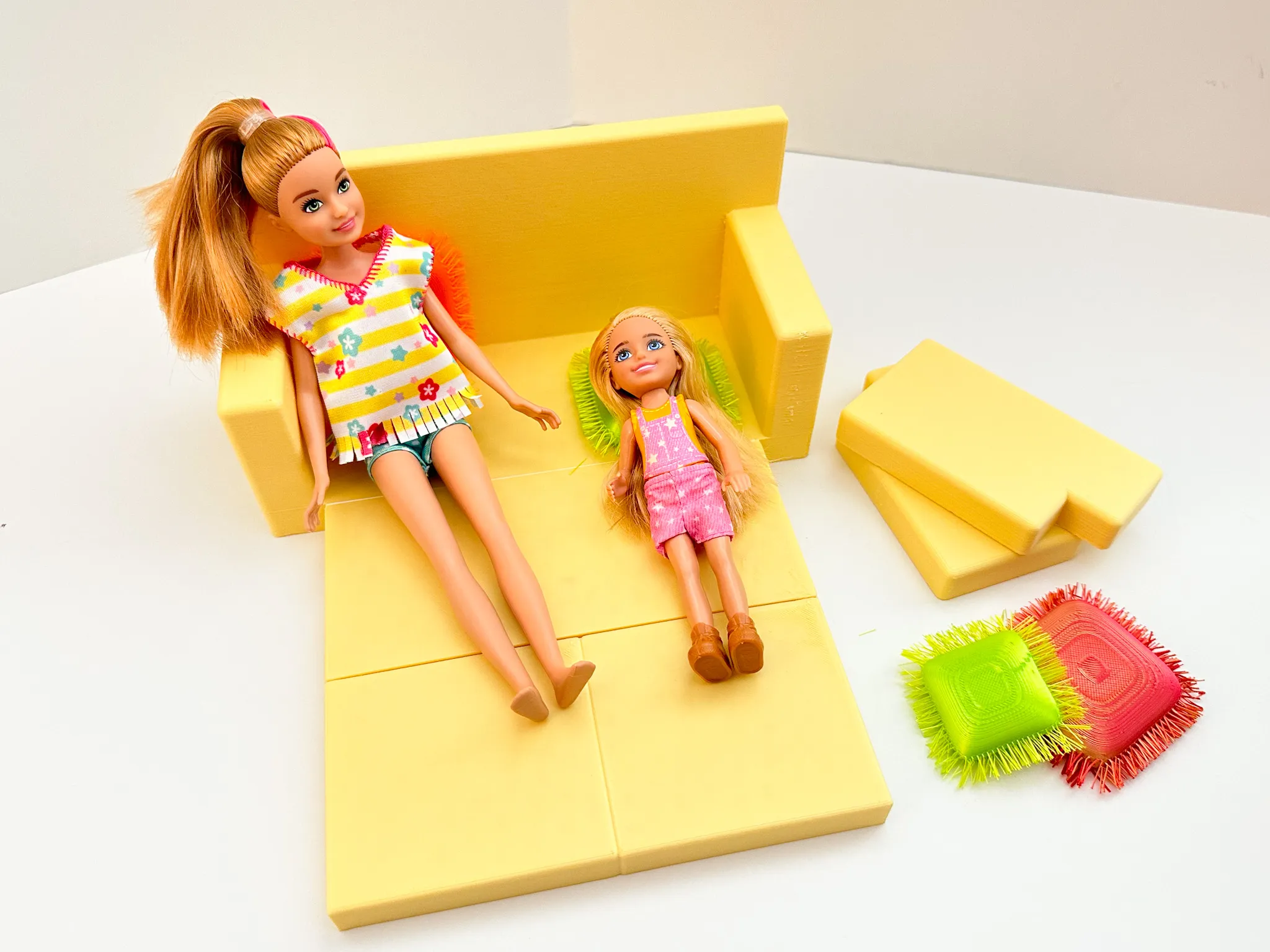 Sofa giường gập với gối trang trí cho nhà búp bê