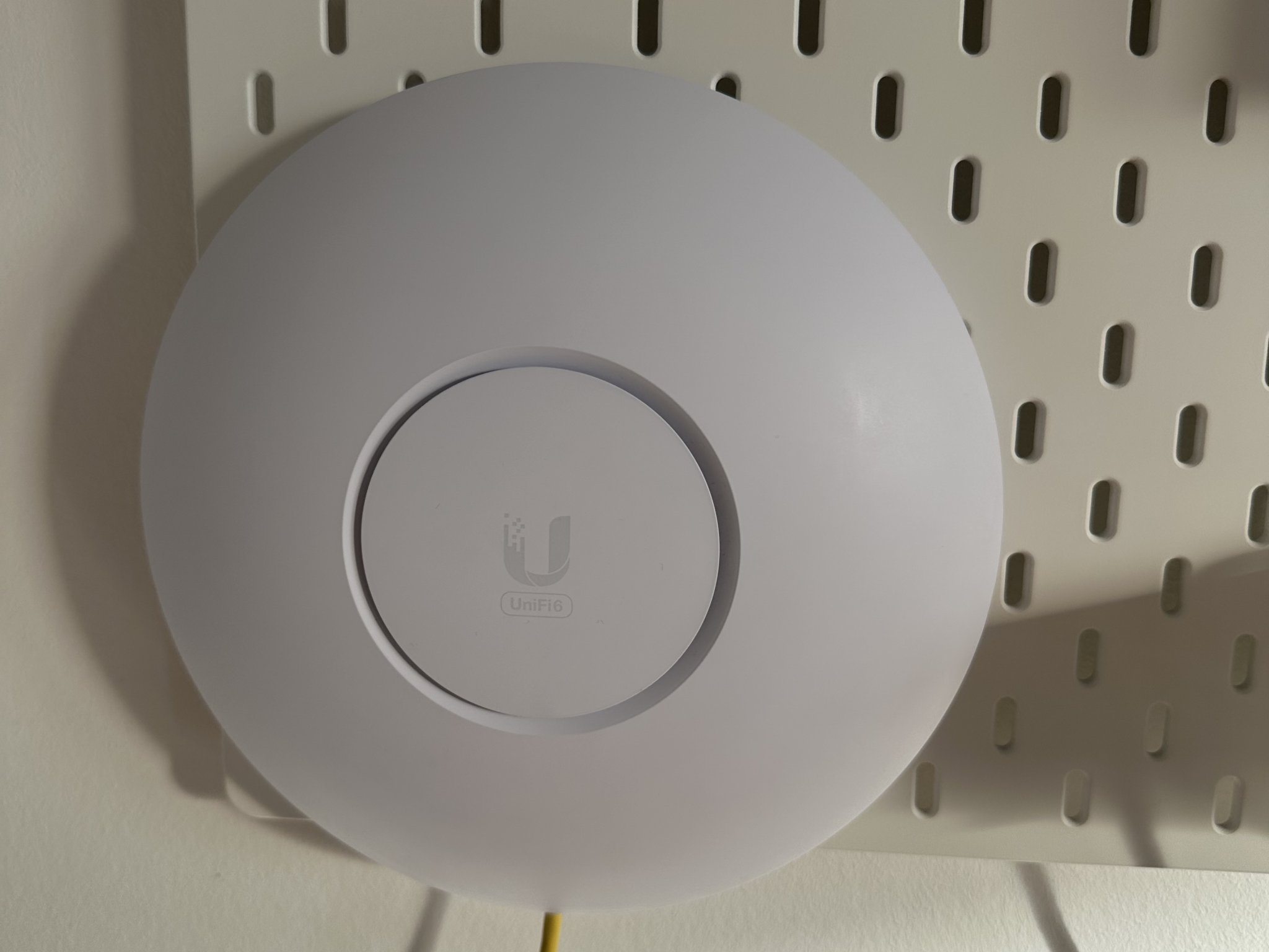 Giá đỡ điểm truy cập Unifi U6-Enterprise Skadis