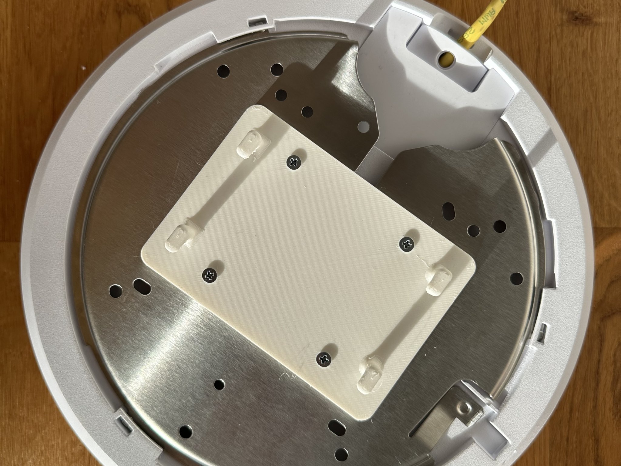 Giá đỡ điểm truy cập Unifi U6-Enterprise Skadis