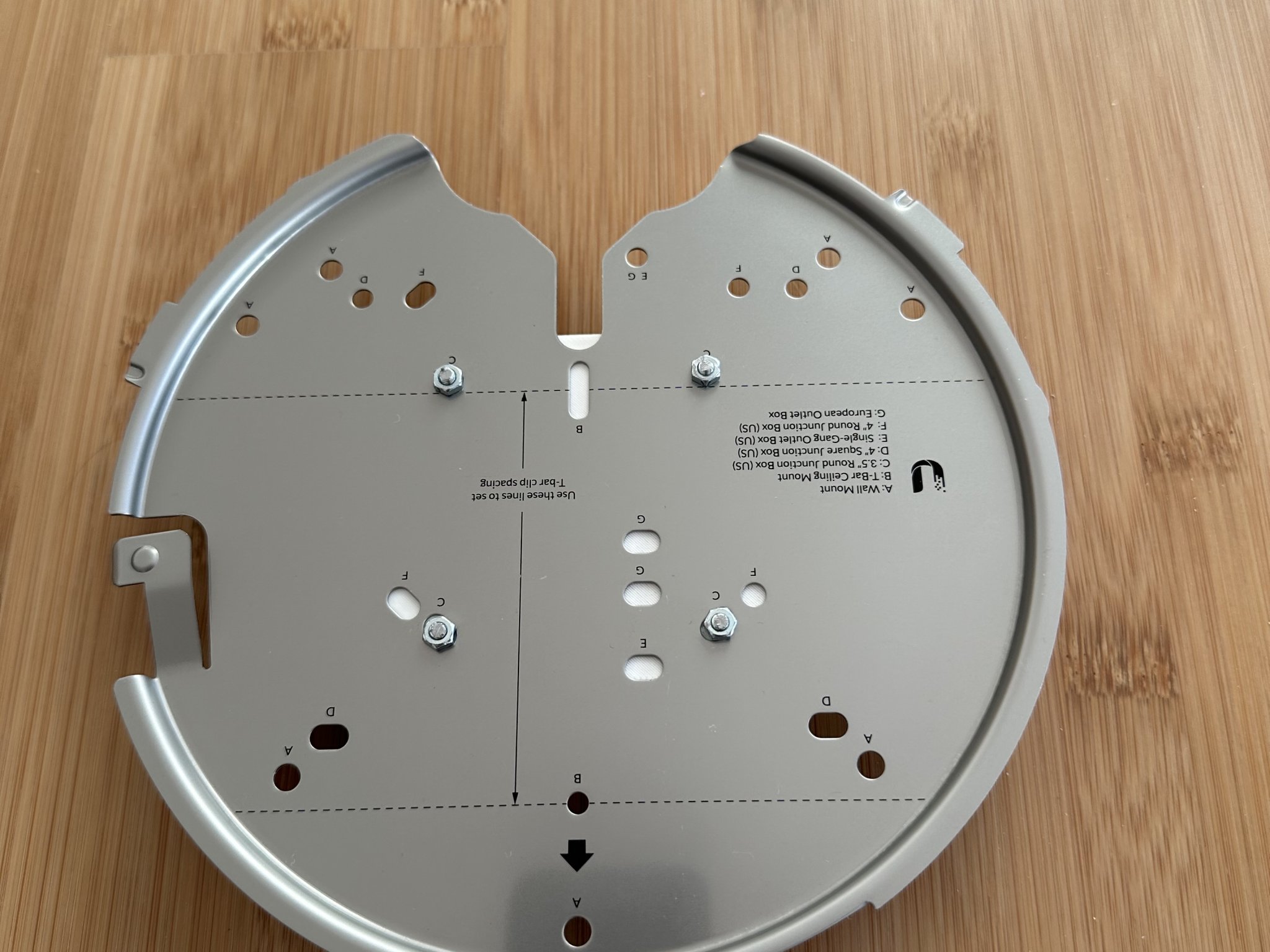 Giá đỡ điểm truy cập Unifi U6-Enterprise Skadis