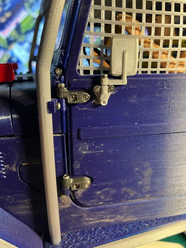 Bản lề khổng lồ cho cửa tre chắc chắn