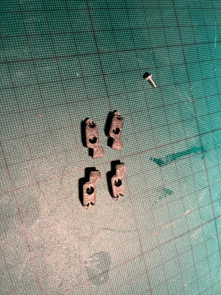 Bản lề khổng lồ cho cửa tre chắc chắn