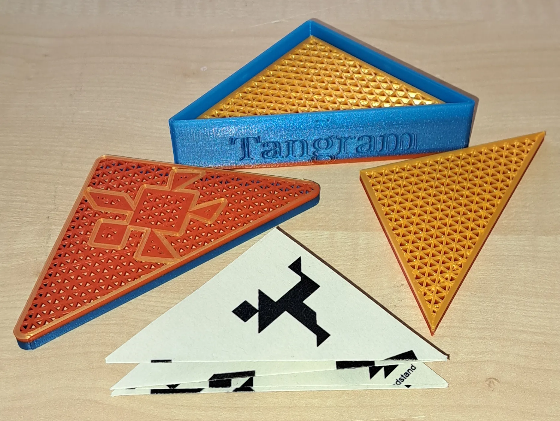 Tangram trong hộp hình tam giác