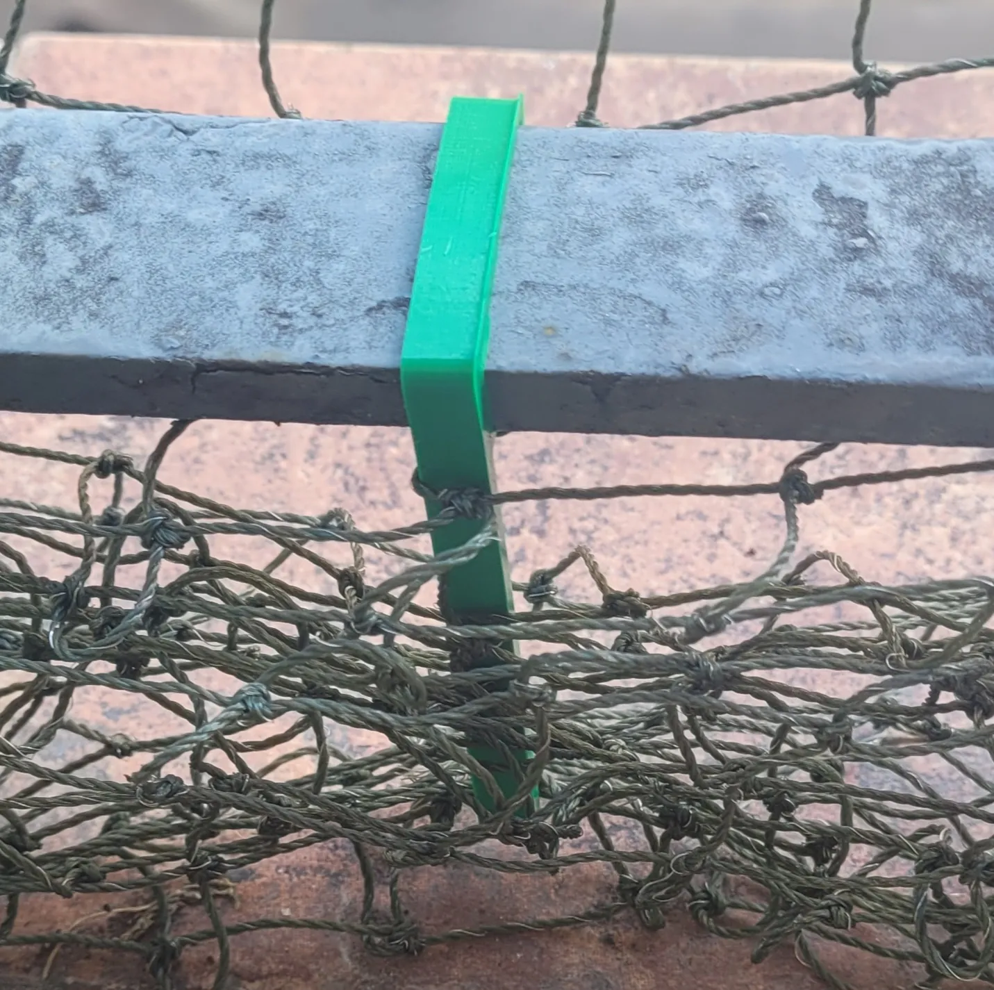 Kẹp dọc giữ lưới mèo cho ban công