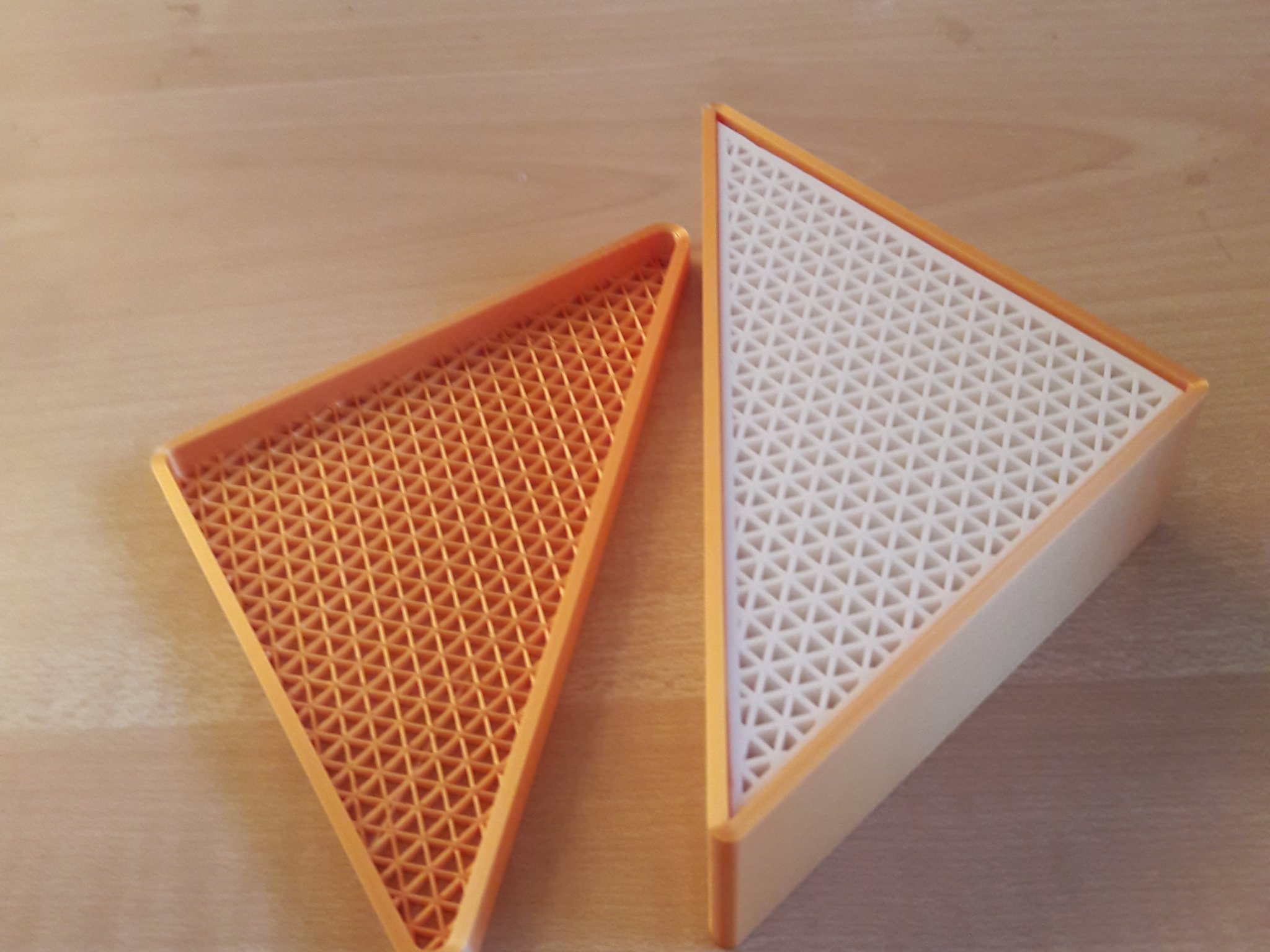 Tangram trong hộp hình tam giác