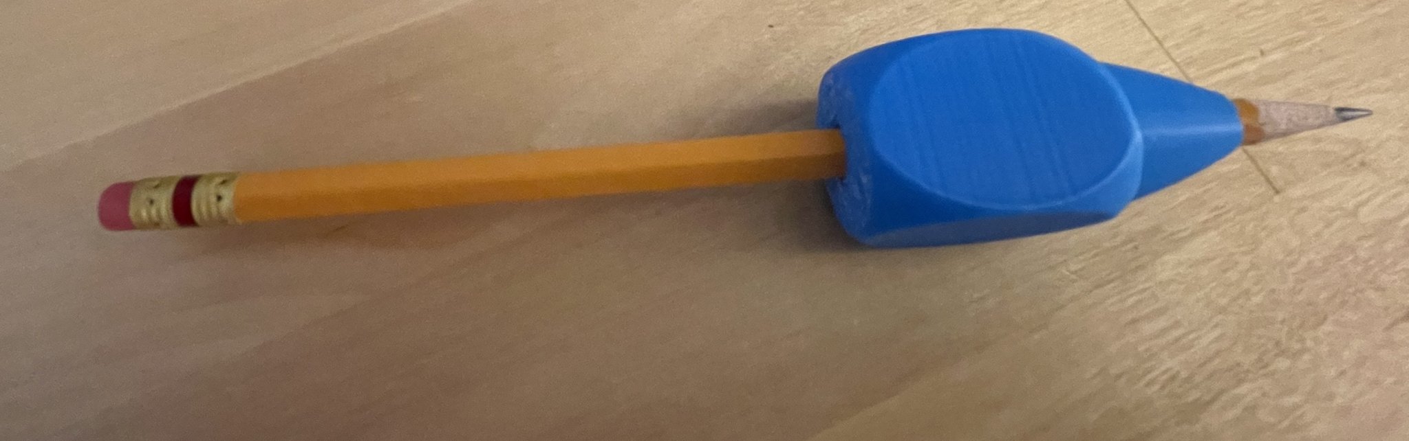 Cán bút rộng hỗ trợ cầm nắm dễ dàng cho học sinh