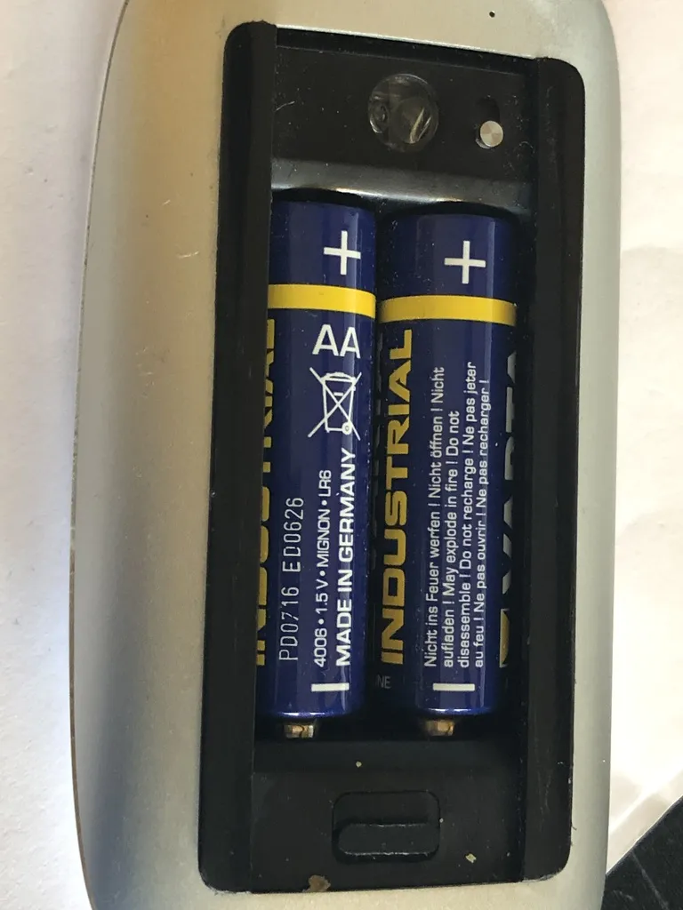 Giá đỡ pin Magic Mouse chống rơi kết nối với Mac