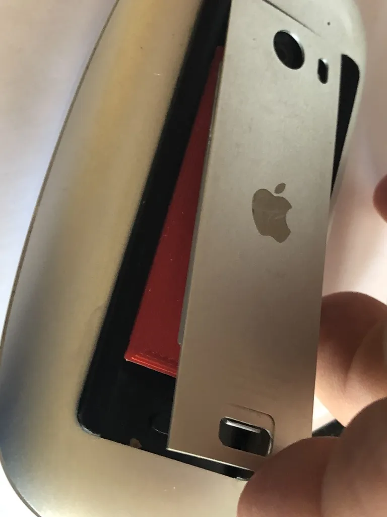 Giá đỡ pin Magic Mouse chống rơi kết nối với Mac