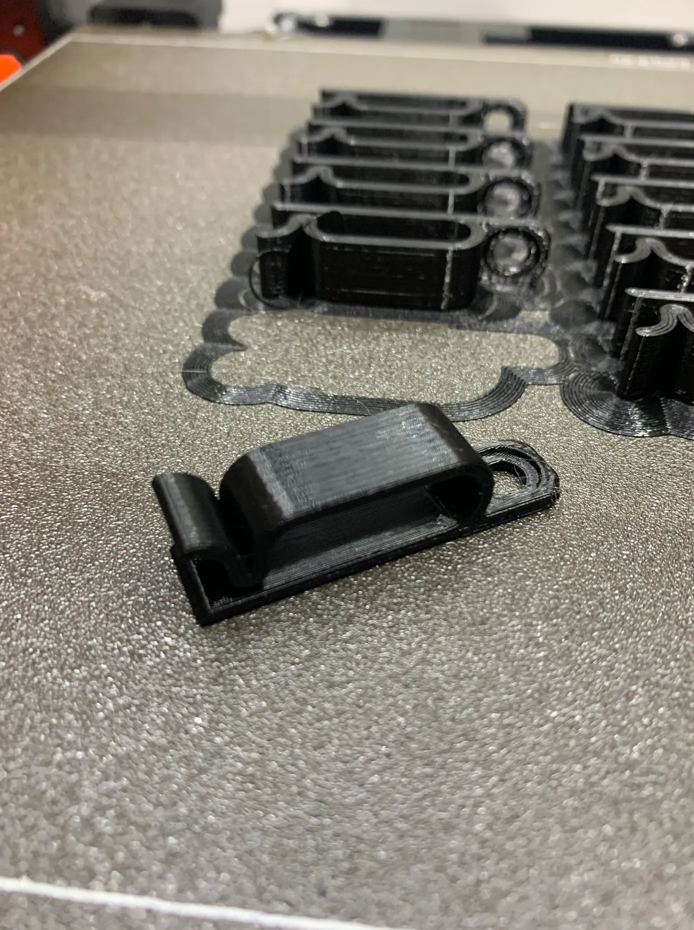 Móc treo dây cáp Prusa dễ in với đế bảo vệ