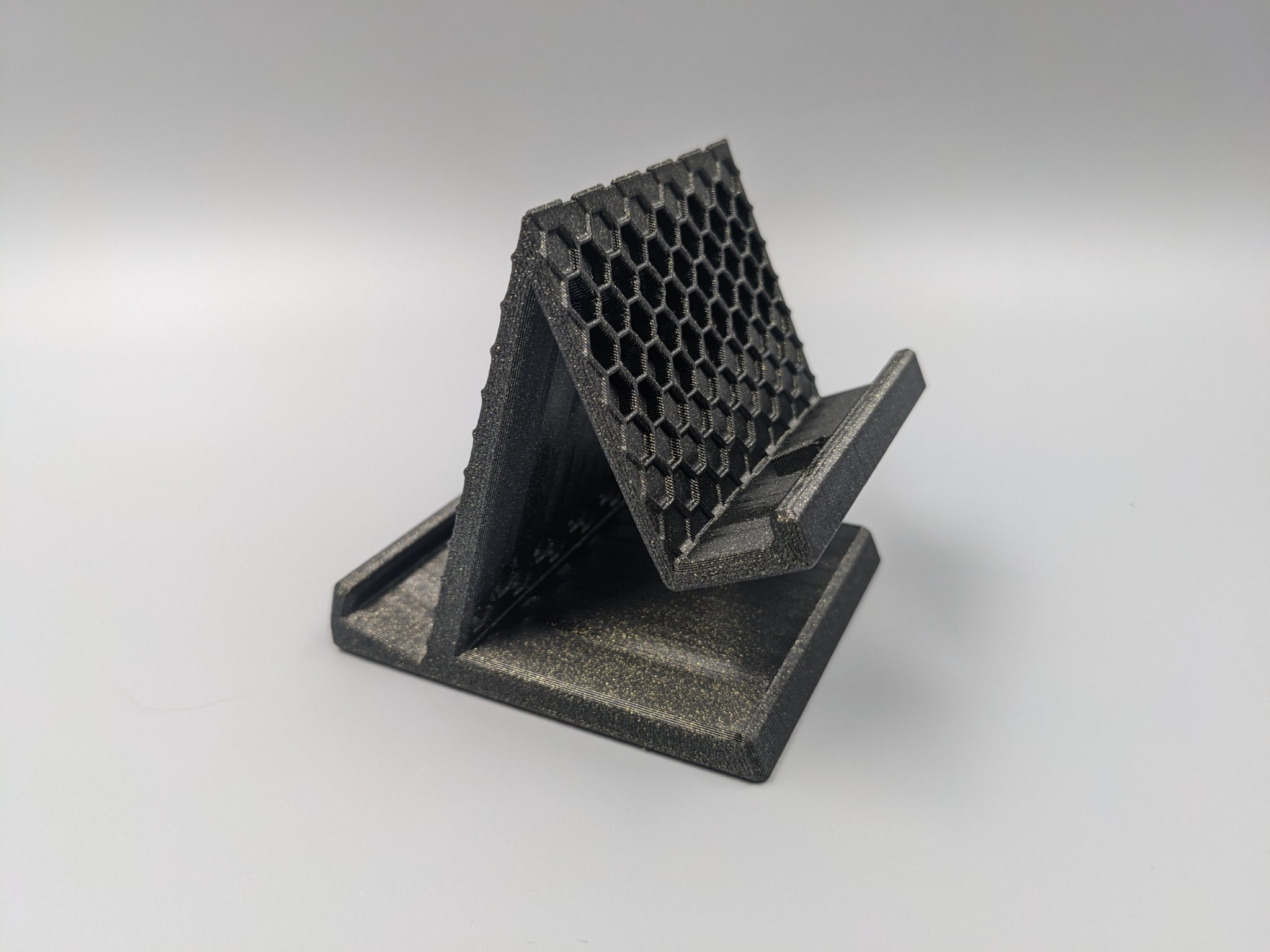 Giá đỡ điện thoại hình lục giác với lỗ sạc