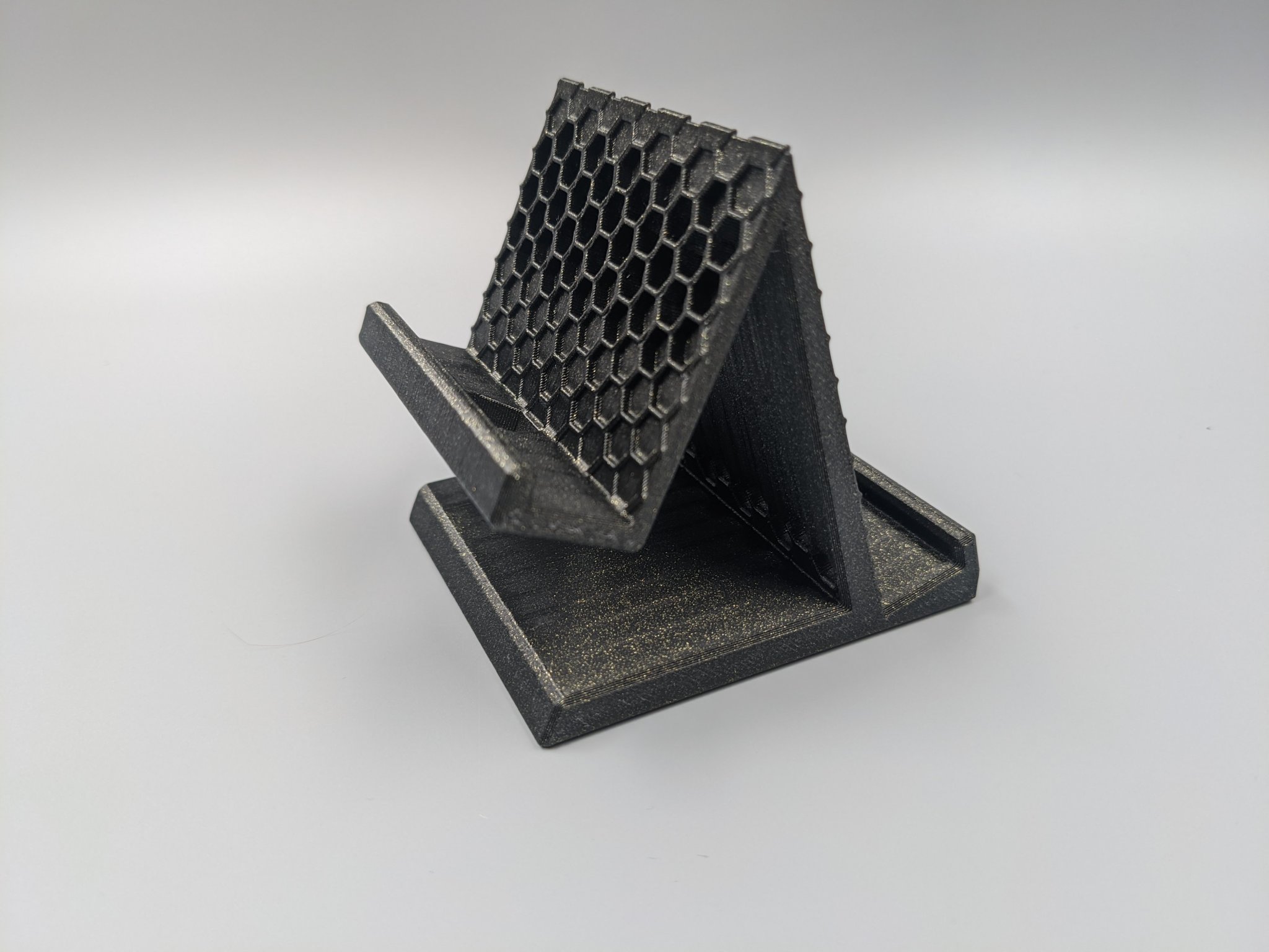 Giá đỡ điện thoại hình lục giác với lỗ sạc