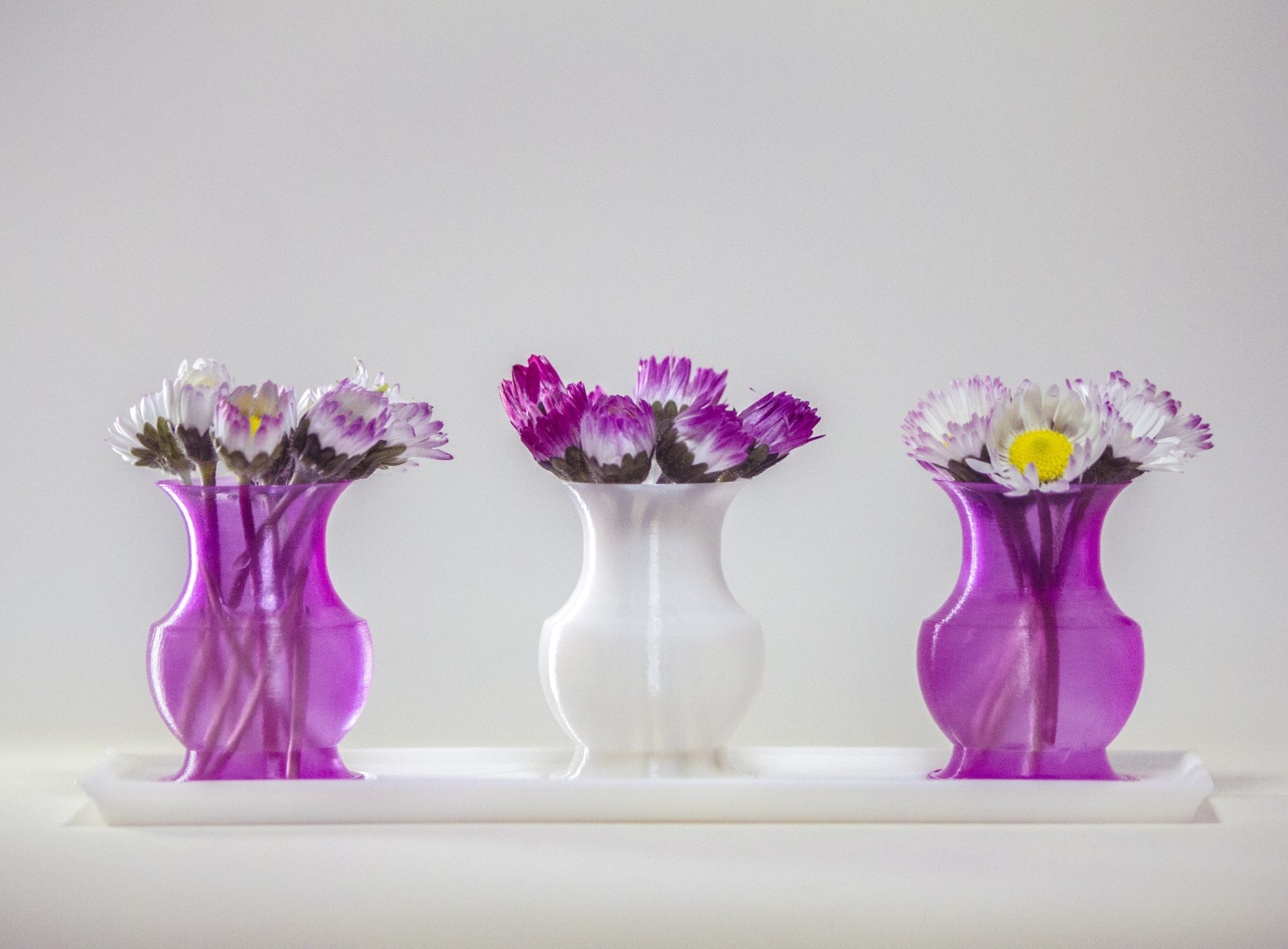 Bình nhỏ và khay đơn giản để trang trí nội thất