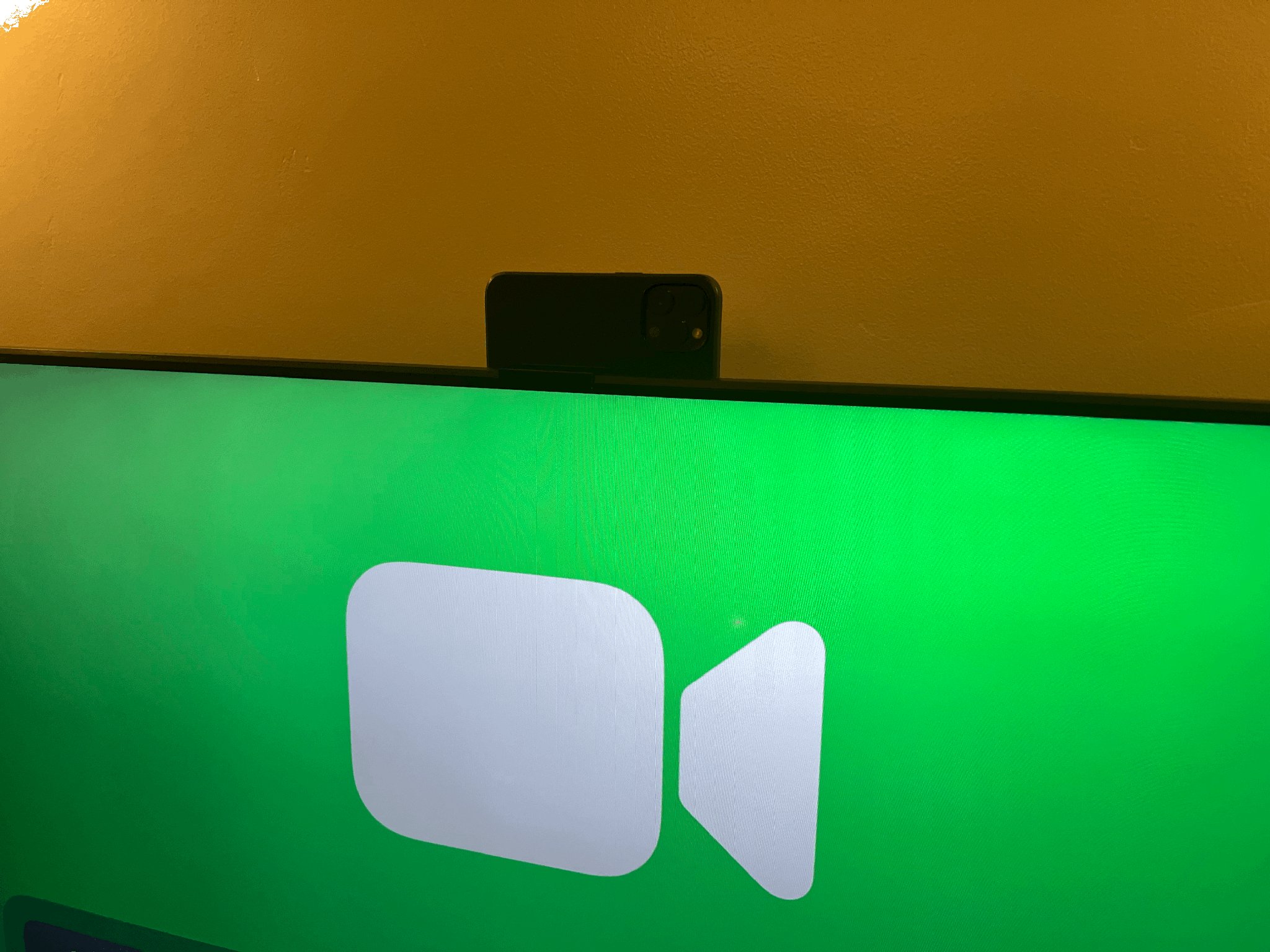 Giá đỡ camera Continuity cho iPhone 14 Pro trên TV Samsung Q70