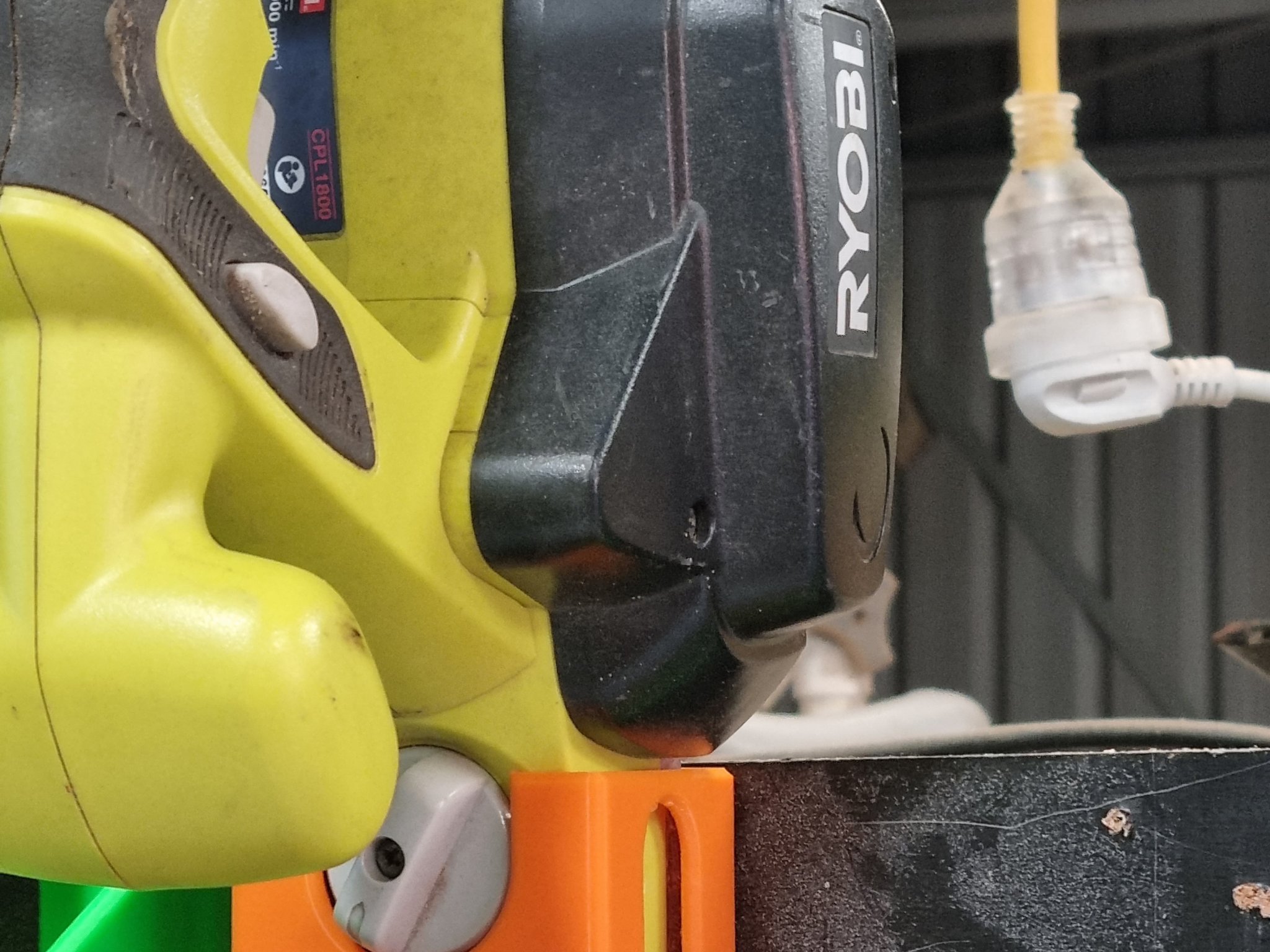 Giá đỡ máy phay Ryobi treo tường theo chiều dọc