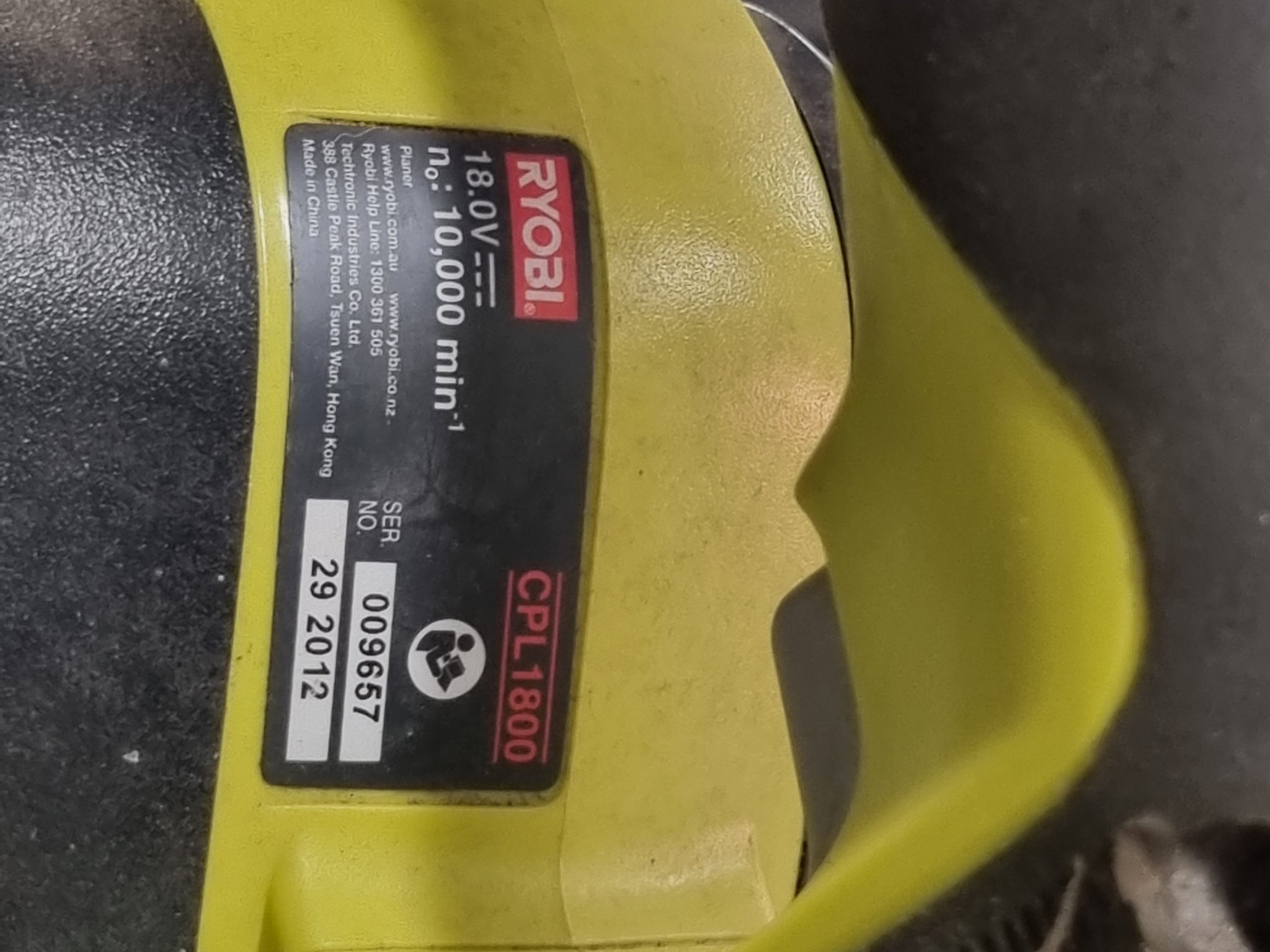 Giá đỡ máy phay Ryobi treo tường theo chiều dọc