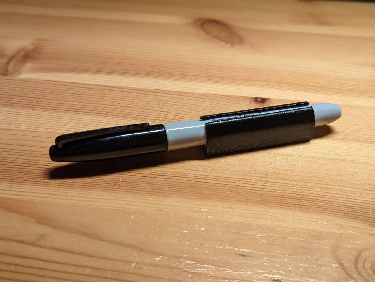 Giá đỡ bút lông Sharpie gắn bằng băng dính hai mặt