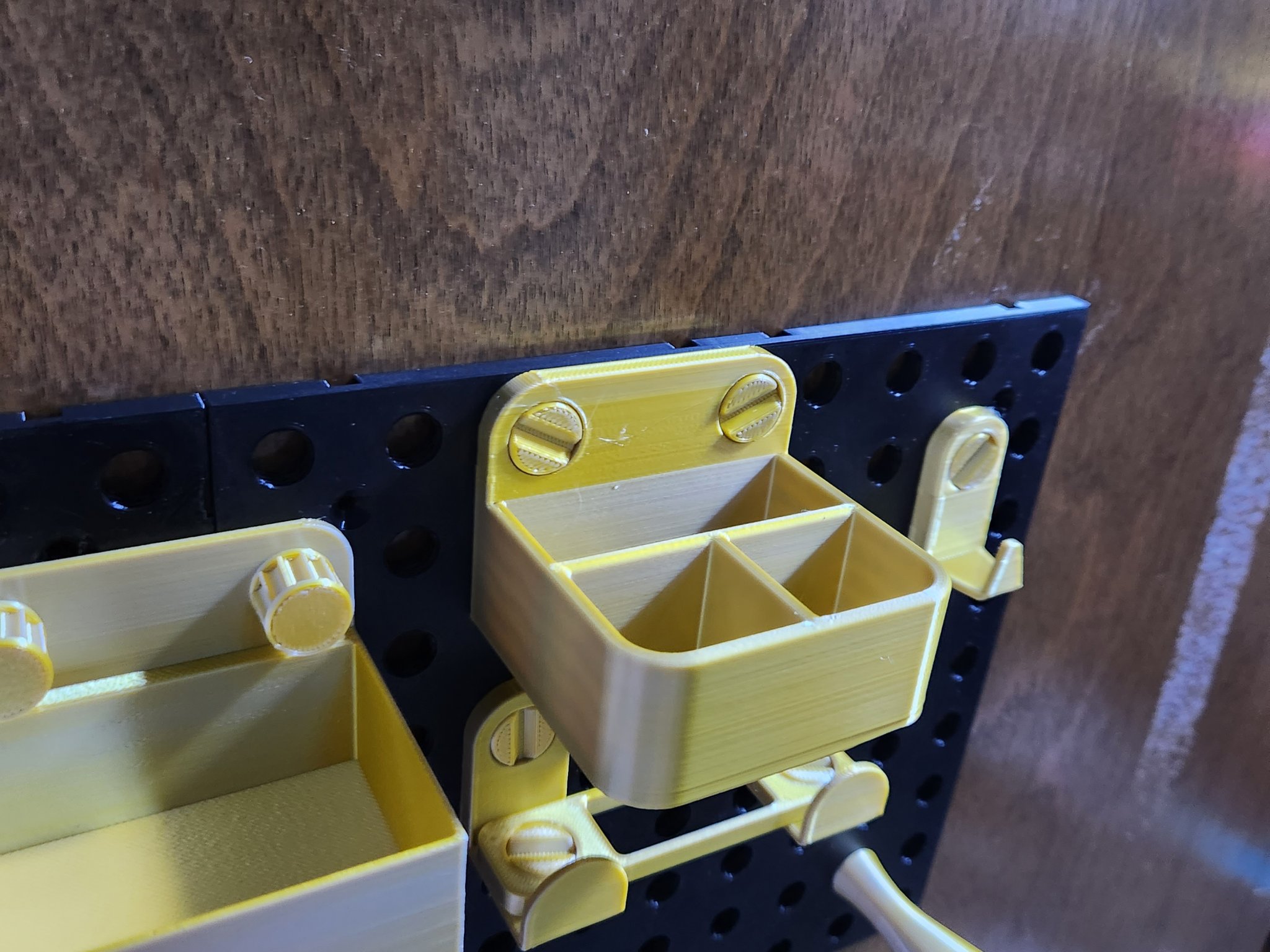 Thùng chứa chỉ cho tường có ren